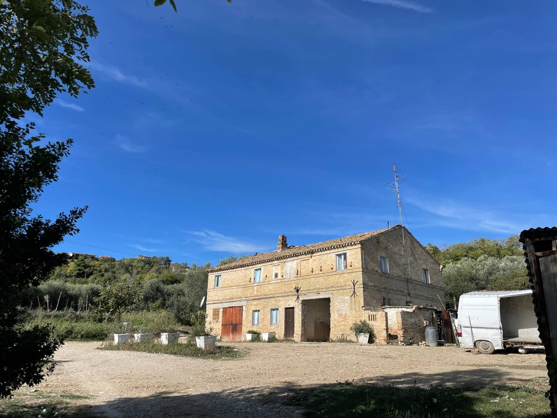 Rustici e Casali in vendita a Altidona