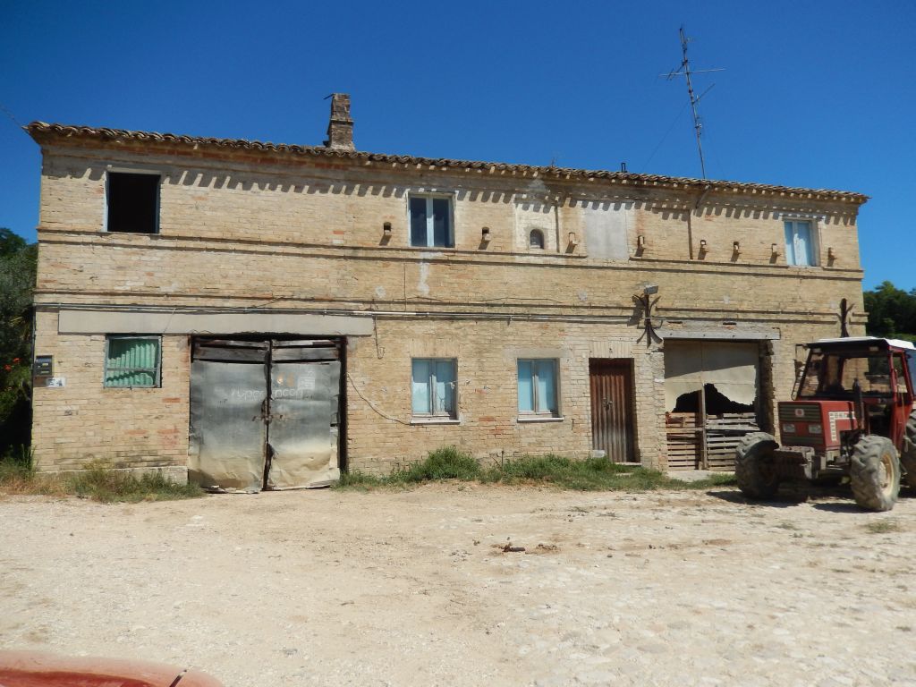 Rustici e Casali in vendita a Altidona