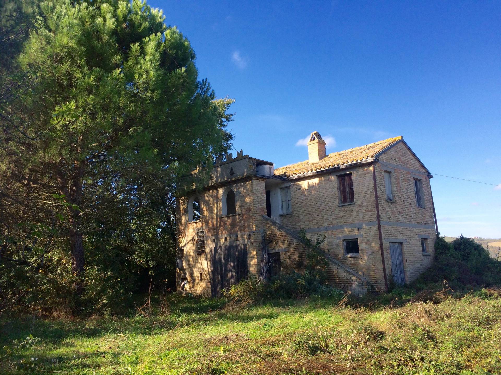 Rustici e Casali in vendita a Cossignano