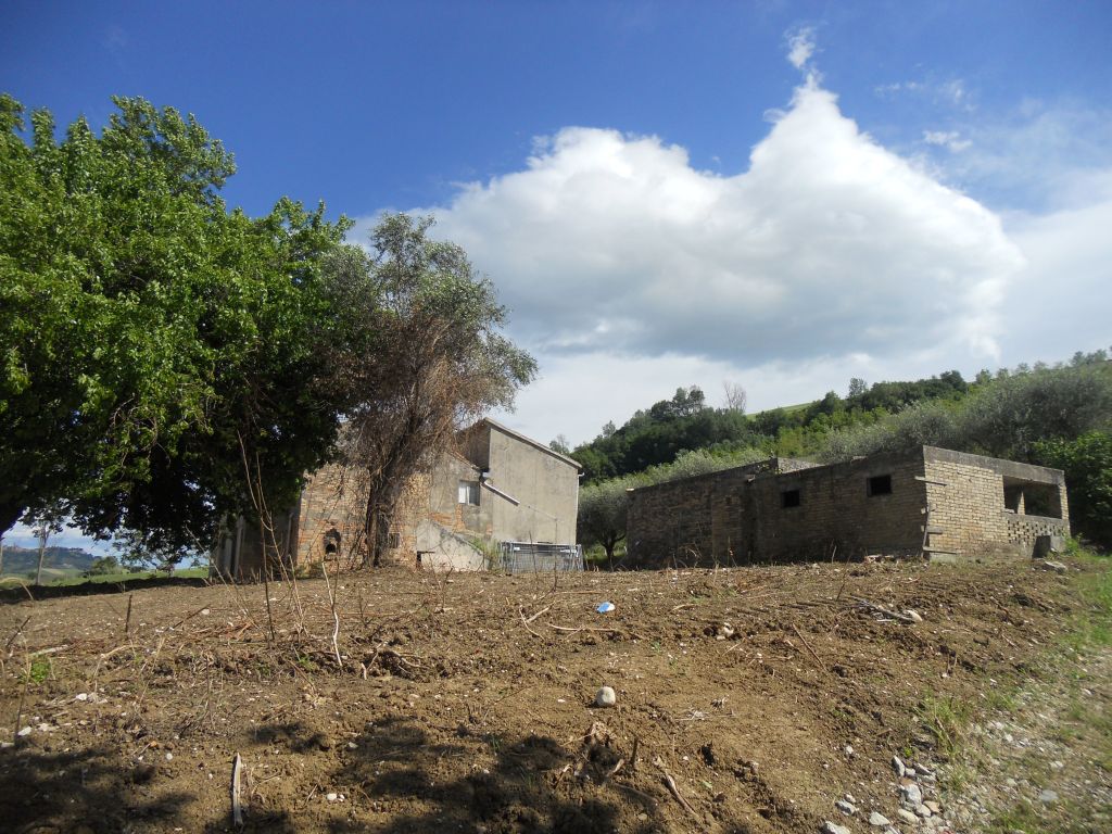 Rustici e Casali in vendita a Carassai