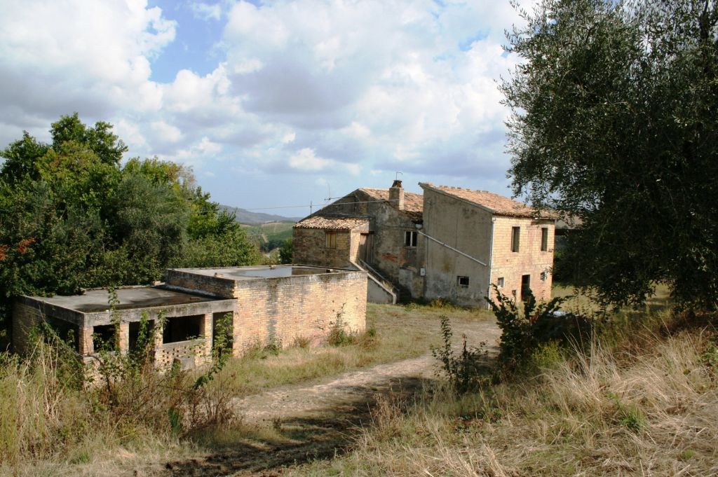 Rustici e Casali in vendita a Carassai