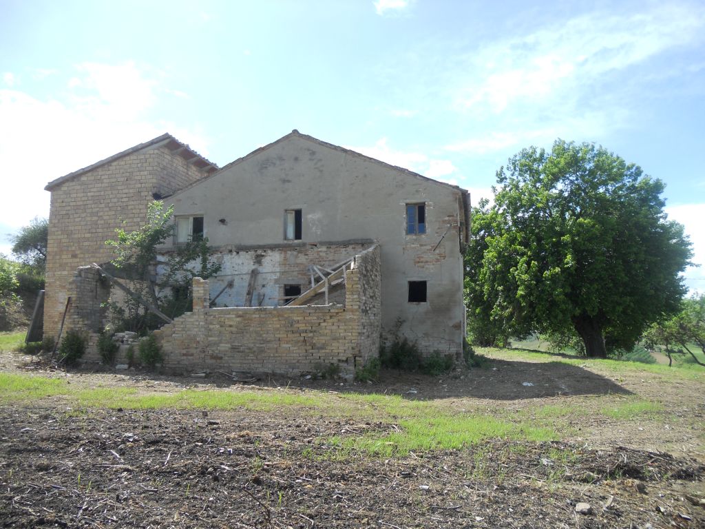 Rustici e Casali in vendita a Carassai