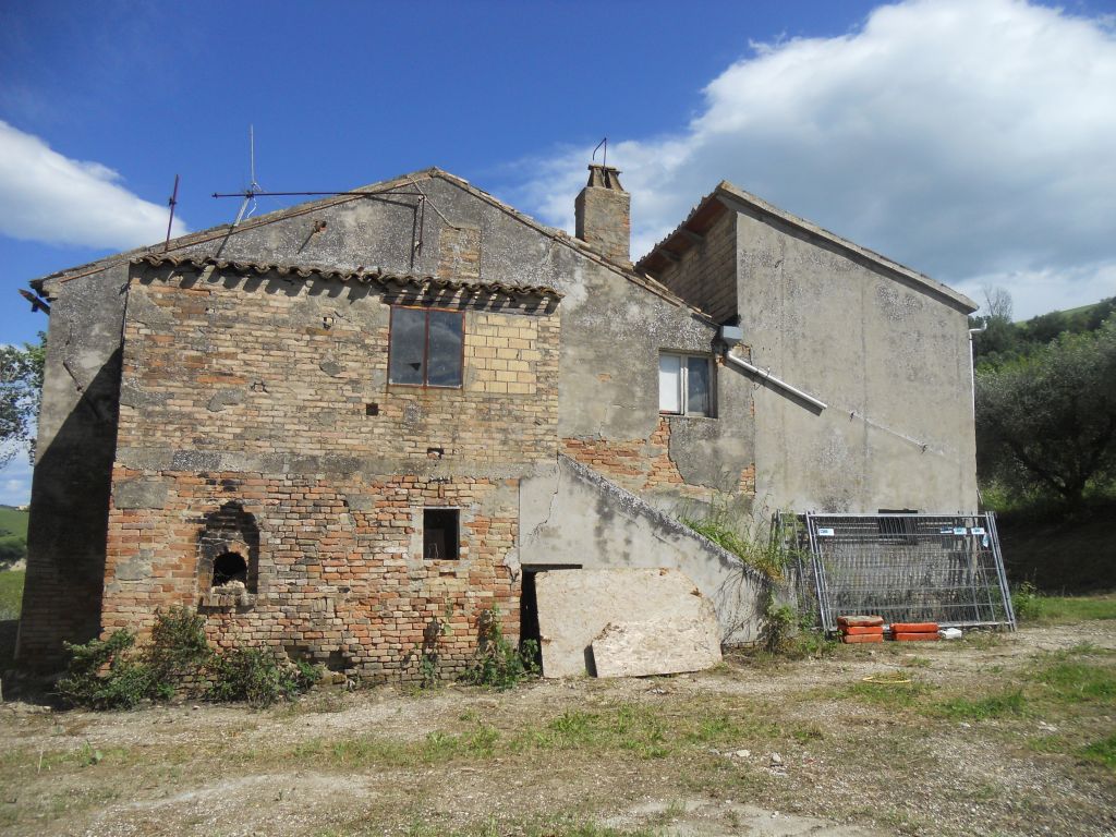 Rustici e Casali in vendita a Carassai