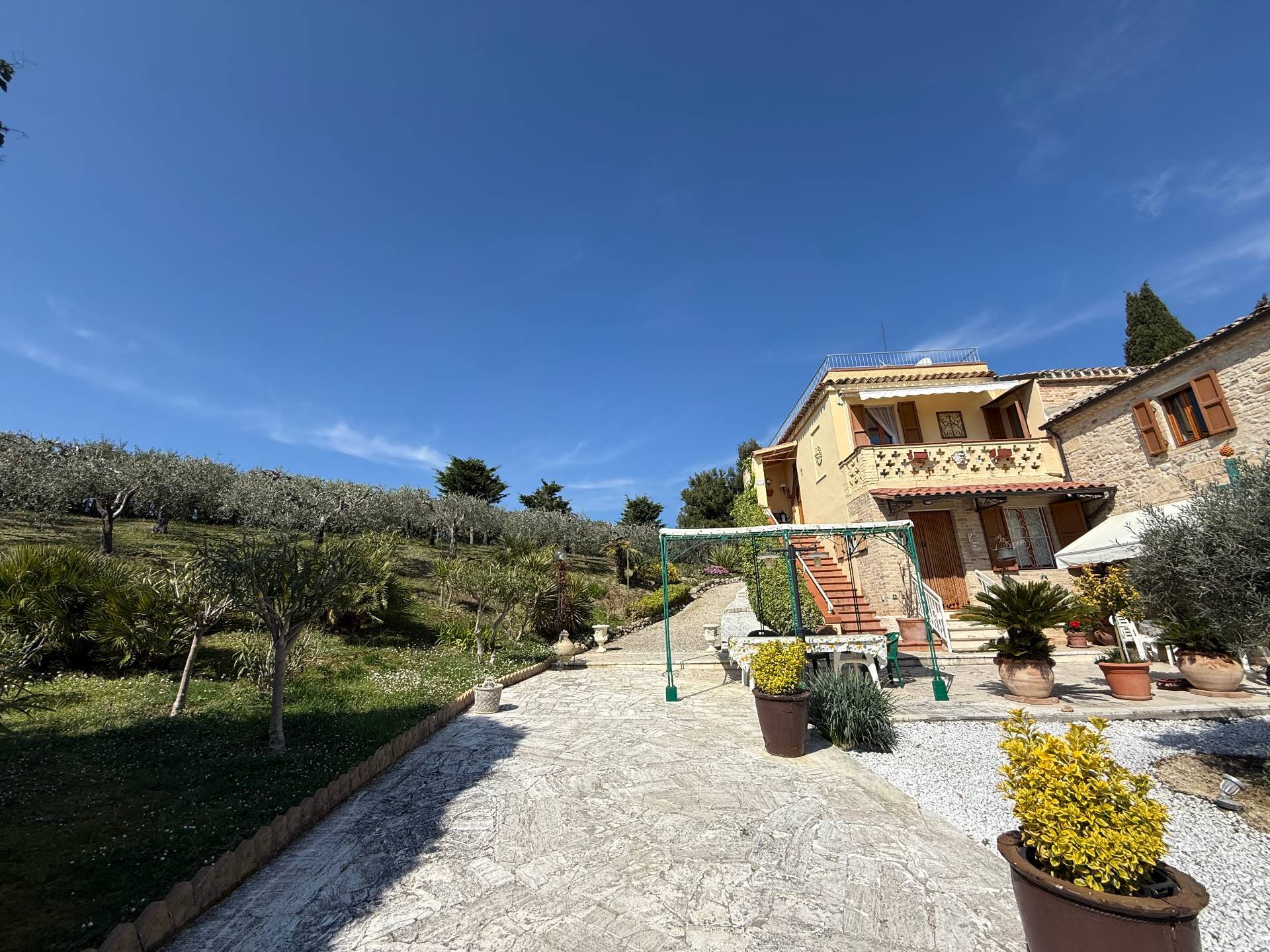 Rustici e Casali in vendita a Offida