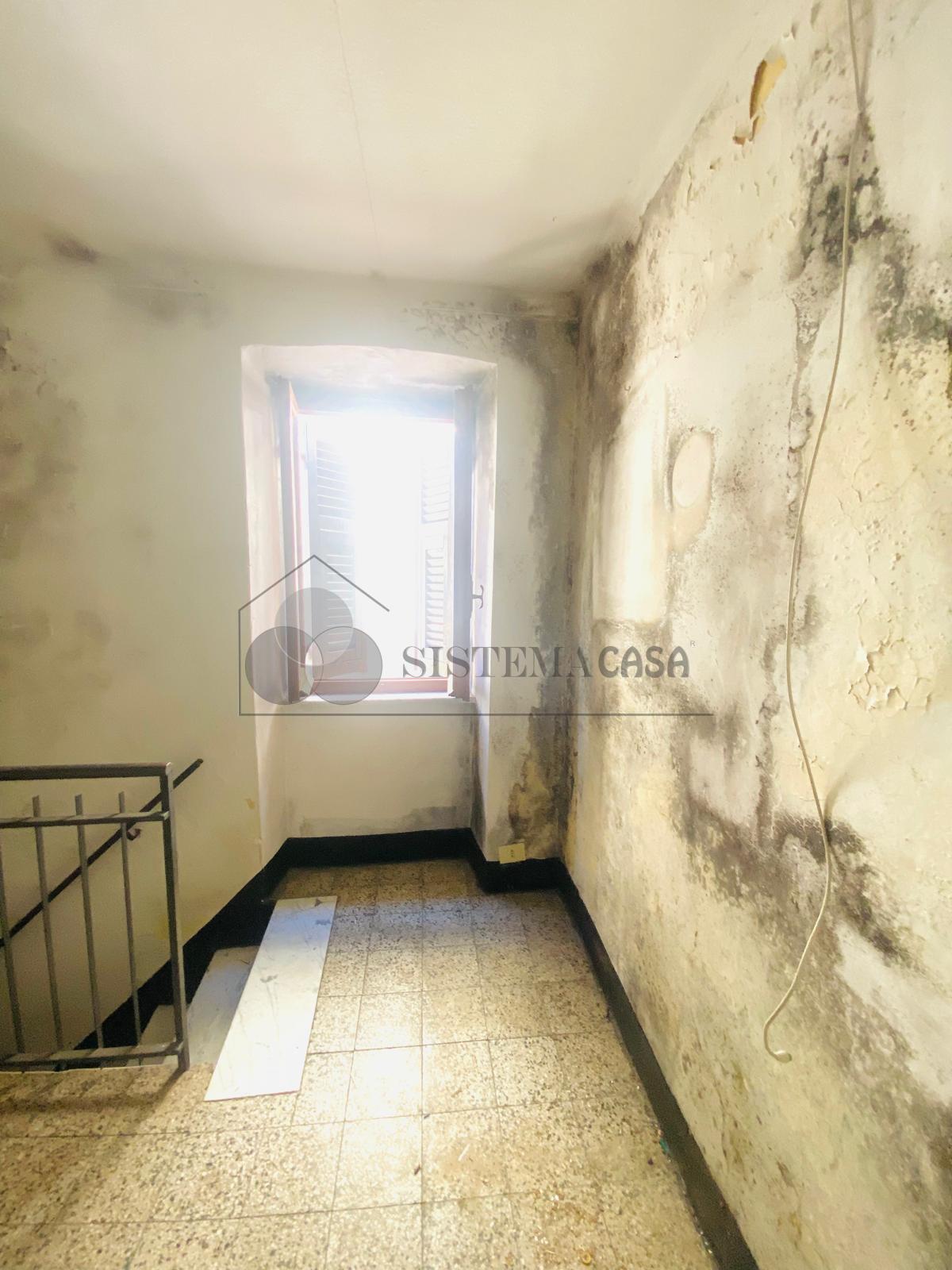 Casa indipendente da ristrutturare a Follo