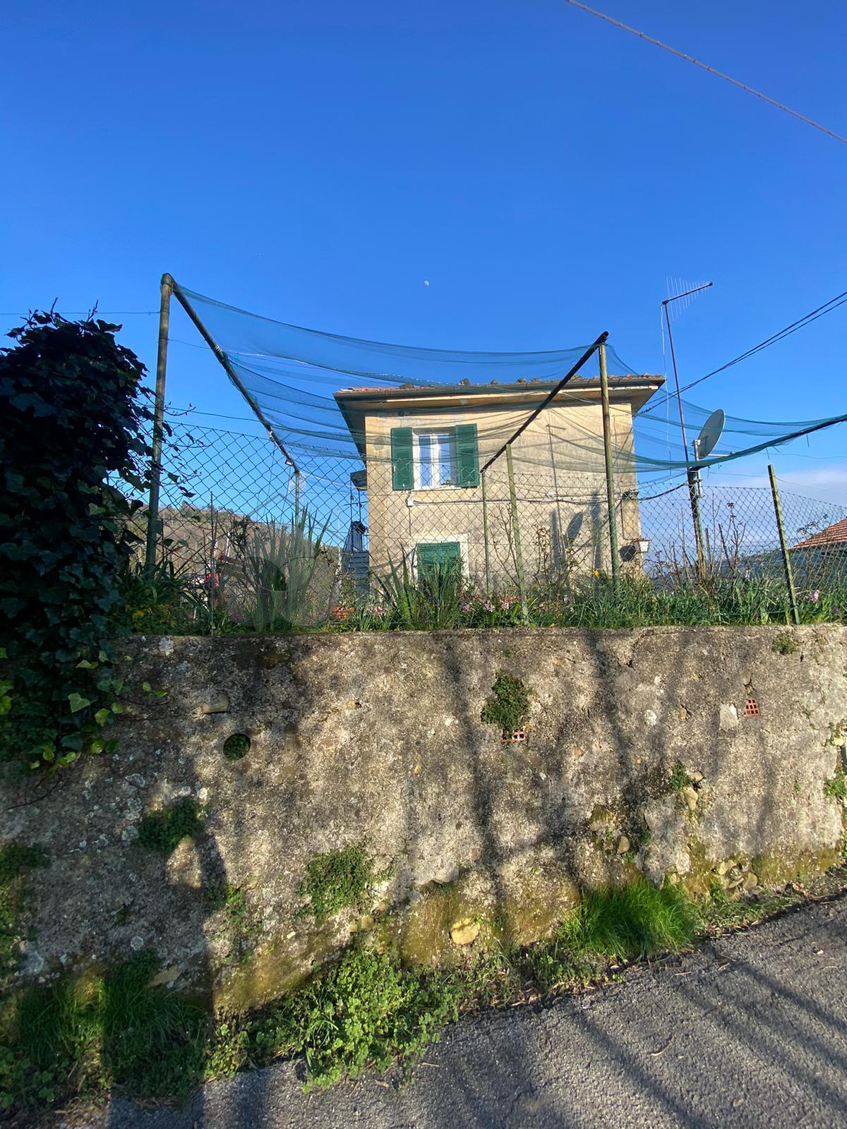 Casa indipendente da ristrutturare in via san rocco 9, Follo