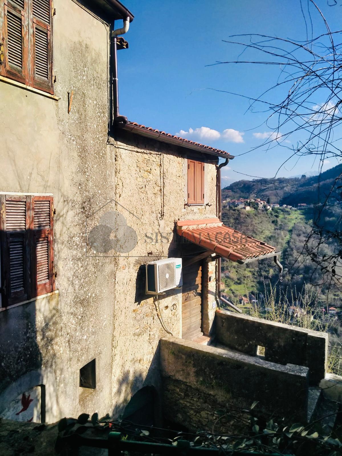 Rustico con giardino in via villaggio u.n.r.r.a. 8, Fosdinovo