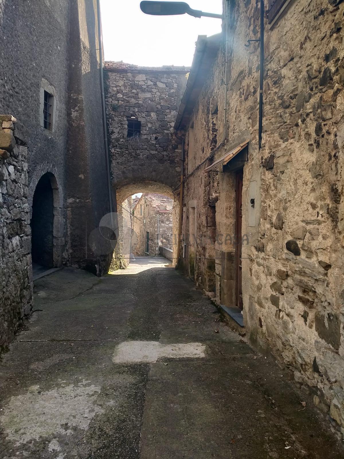 Rustico con giardino in via villaggio u.n.r.r.a. 8, Fosdinovo