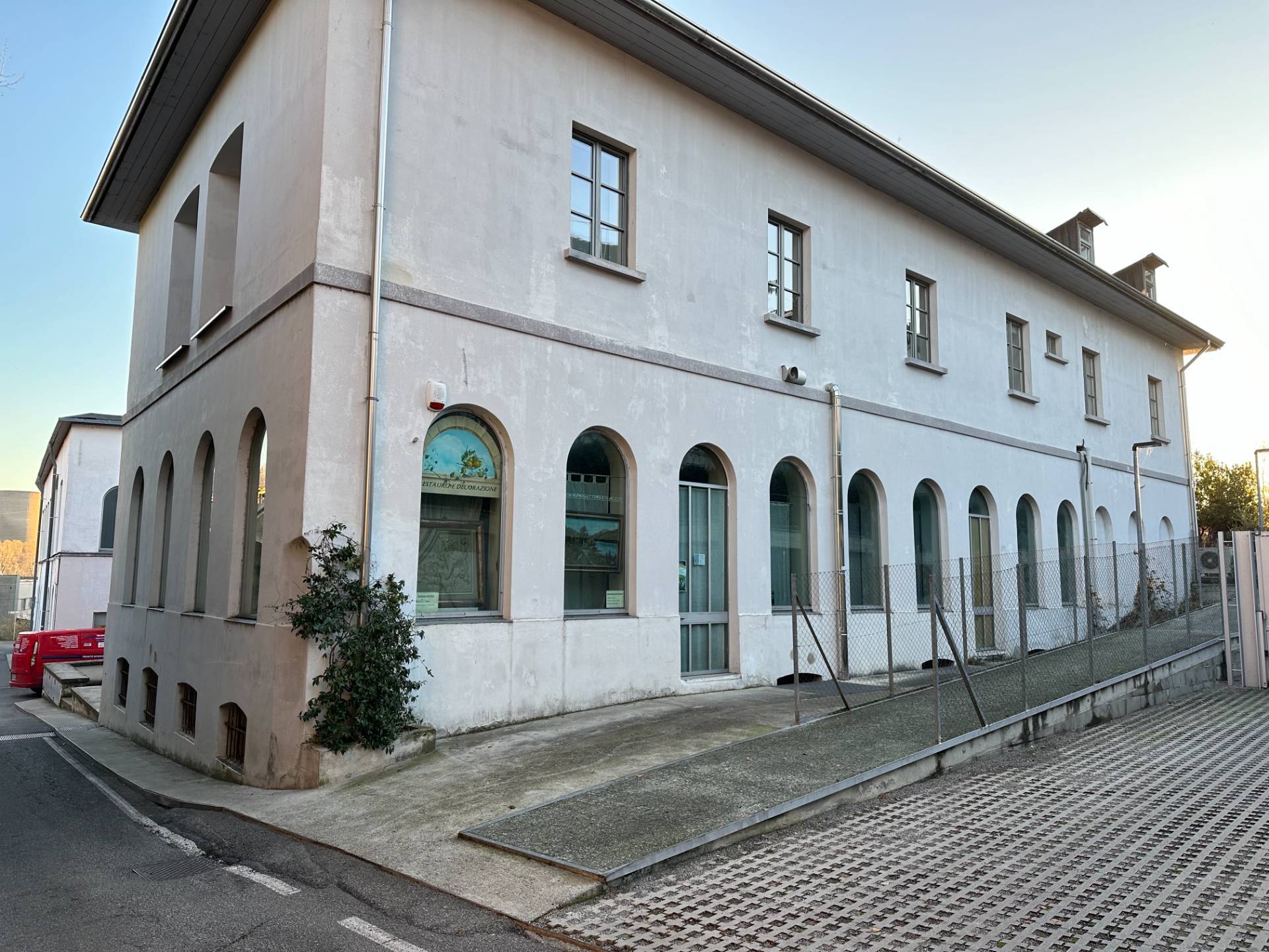 Locale commerciale in vendita a Alzano Lombardo