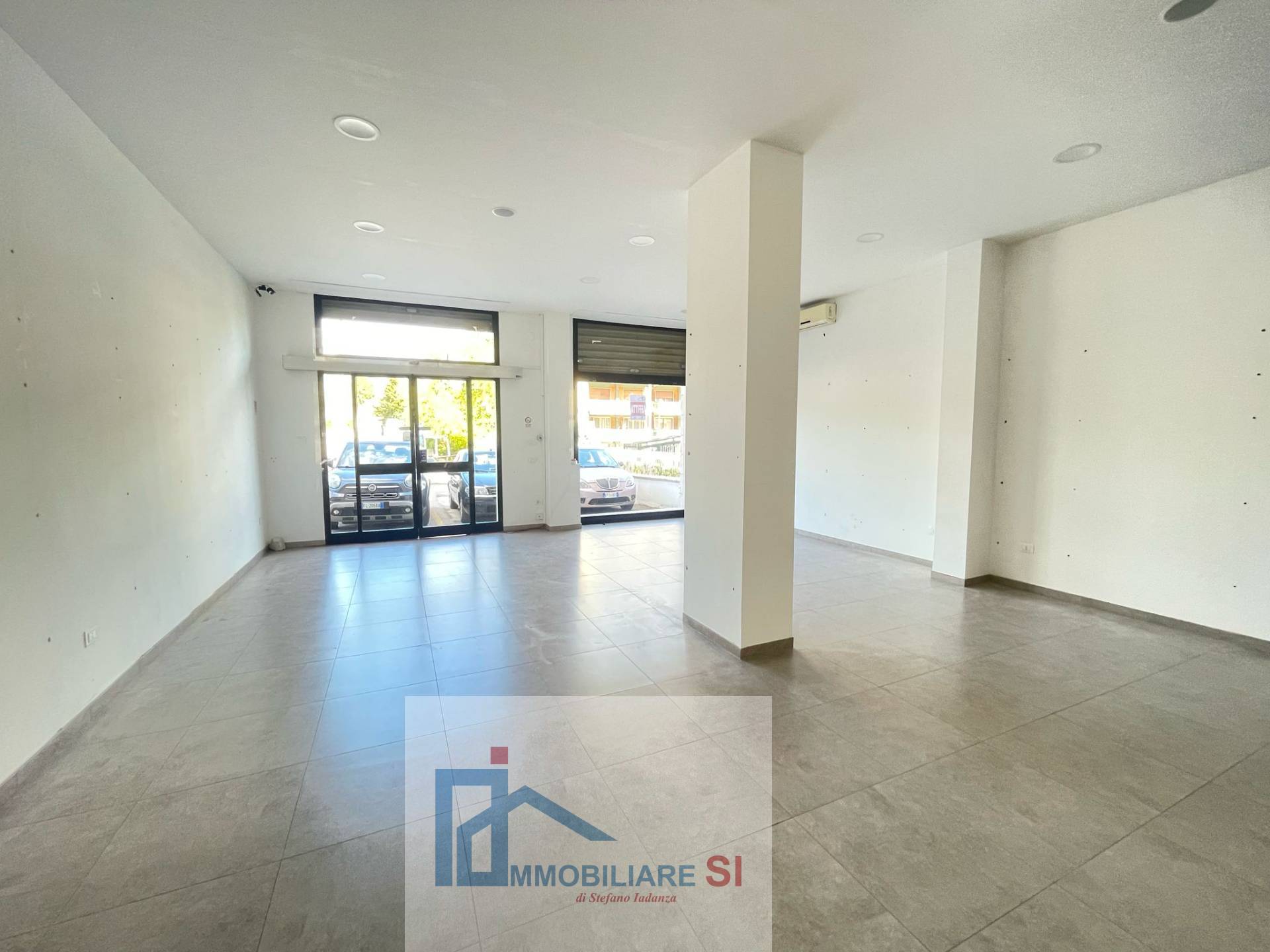 Locale commerciale in affitto a Benevento, Libert