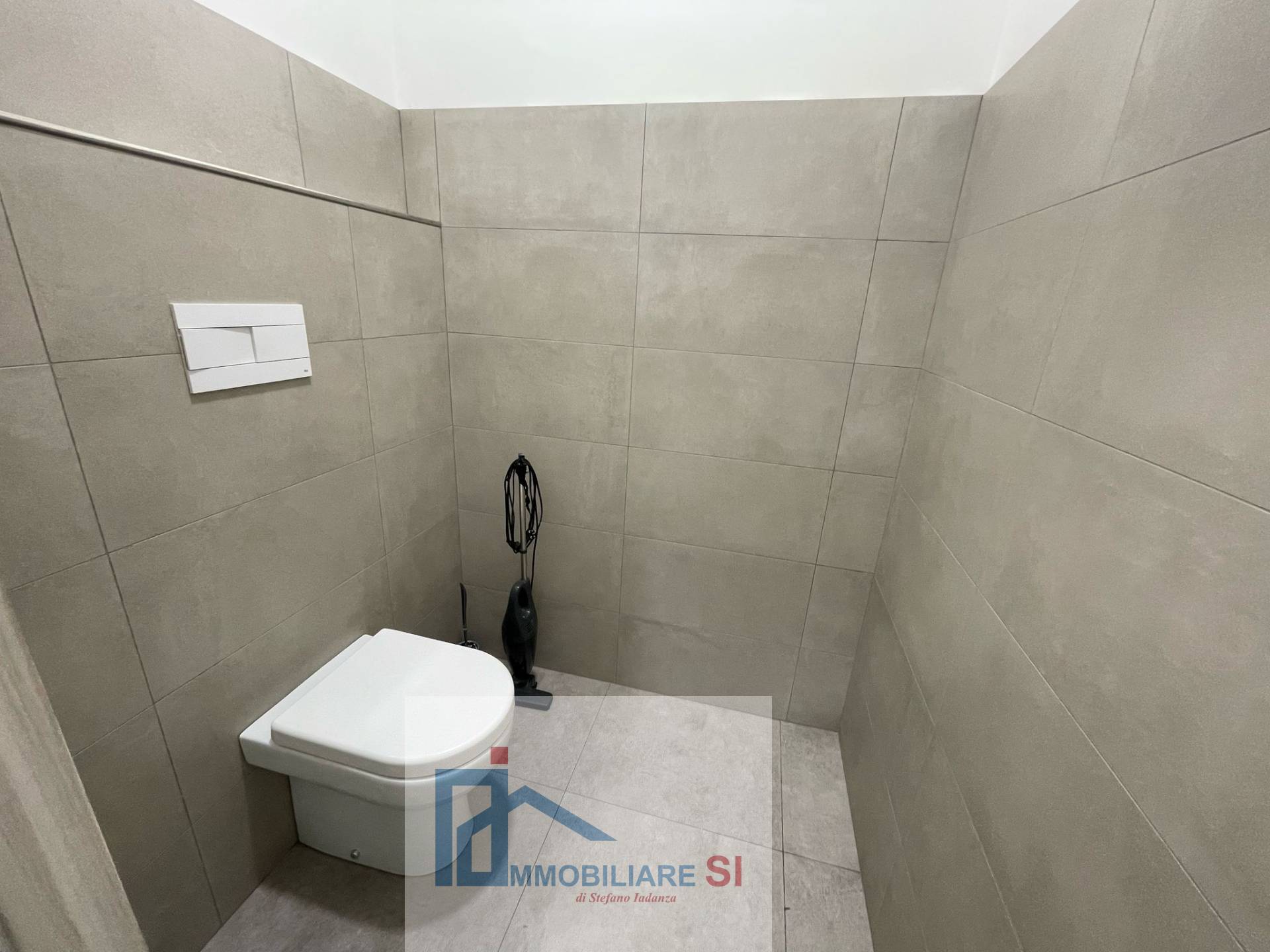 Locale commerciale in affitto a Benevento, Libert