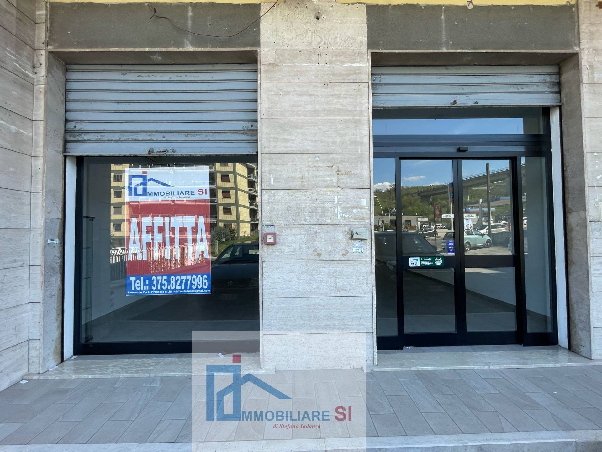 Locale commerciale in affitto a Benevento, Libert