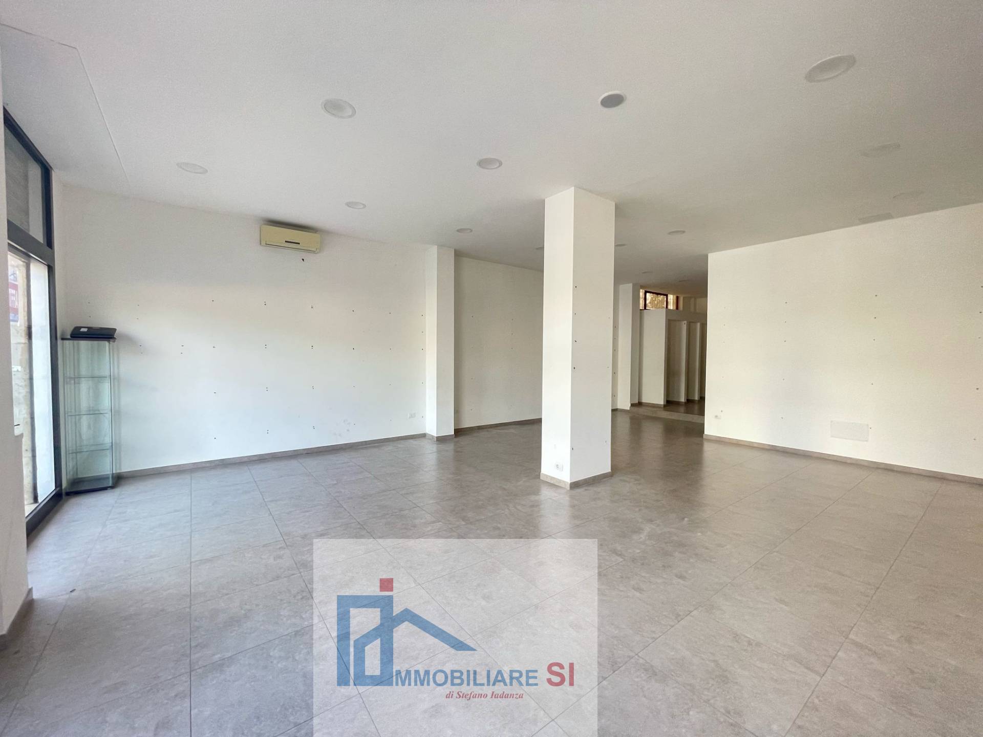 Locale commerciale in affitto a Benevento, Libert