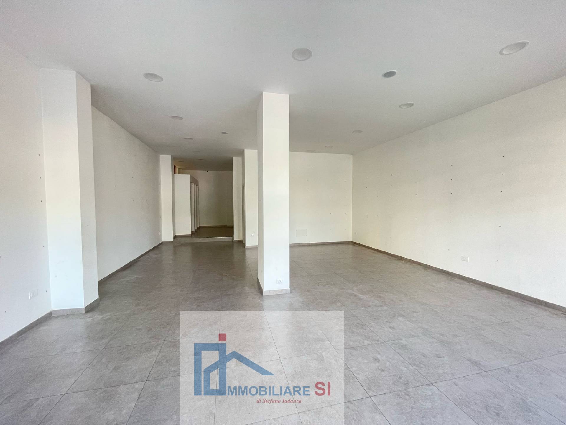 Locale commerciale in affitto a Benevento, Libert