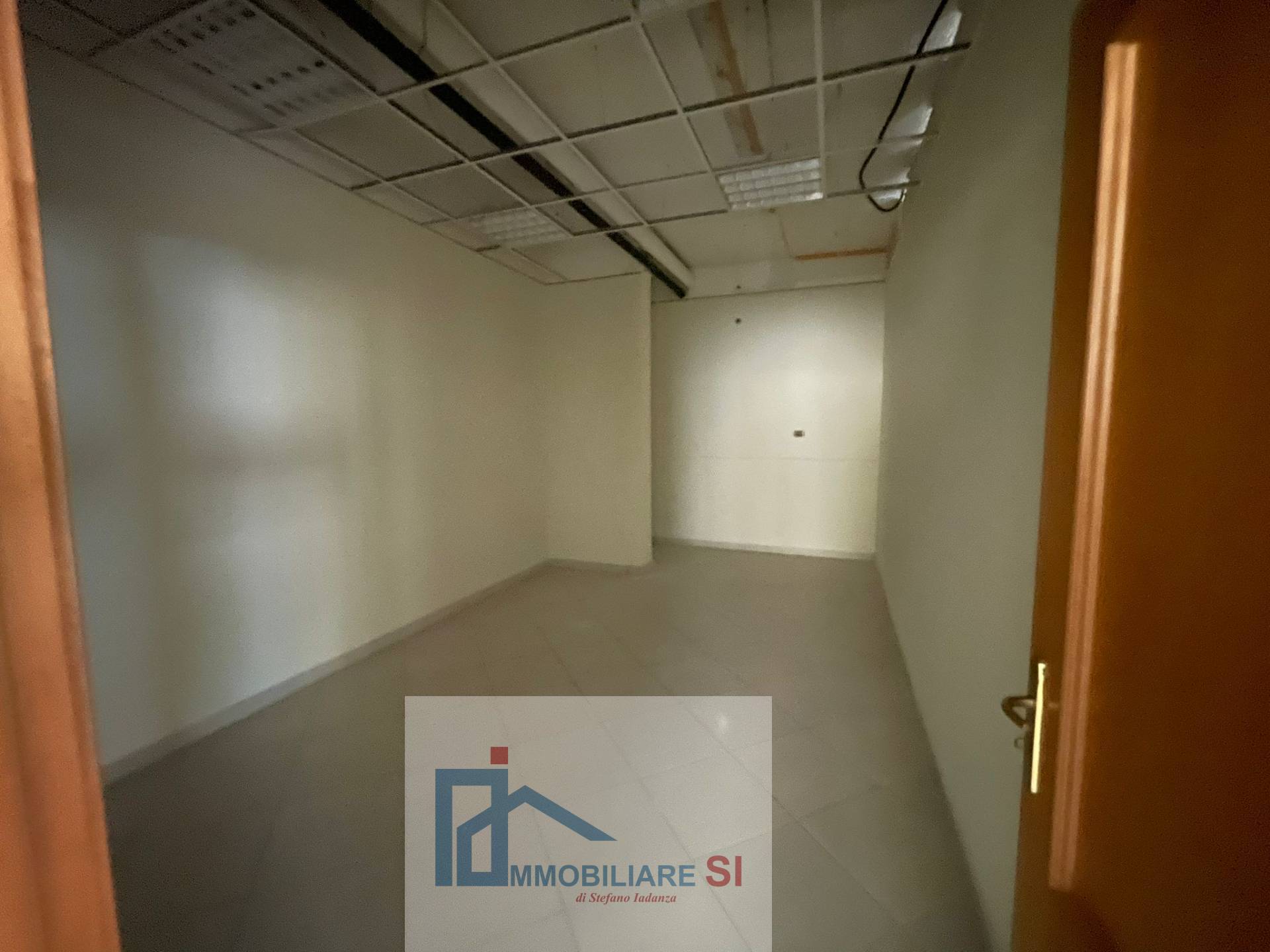 Locale commerciale in vendita a Benevento, Cappuccini