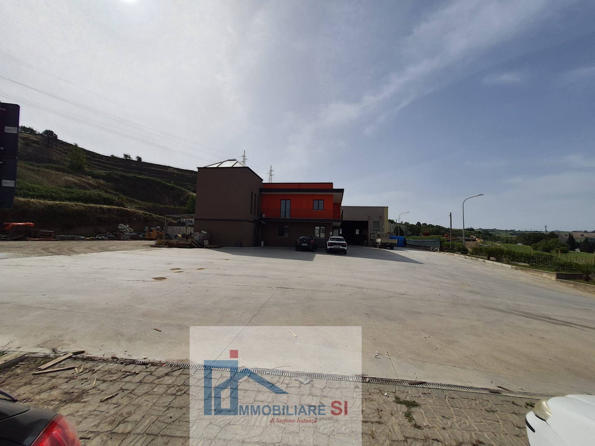 Capannone in vendita a Benevento, Contrade