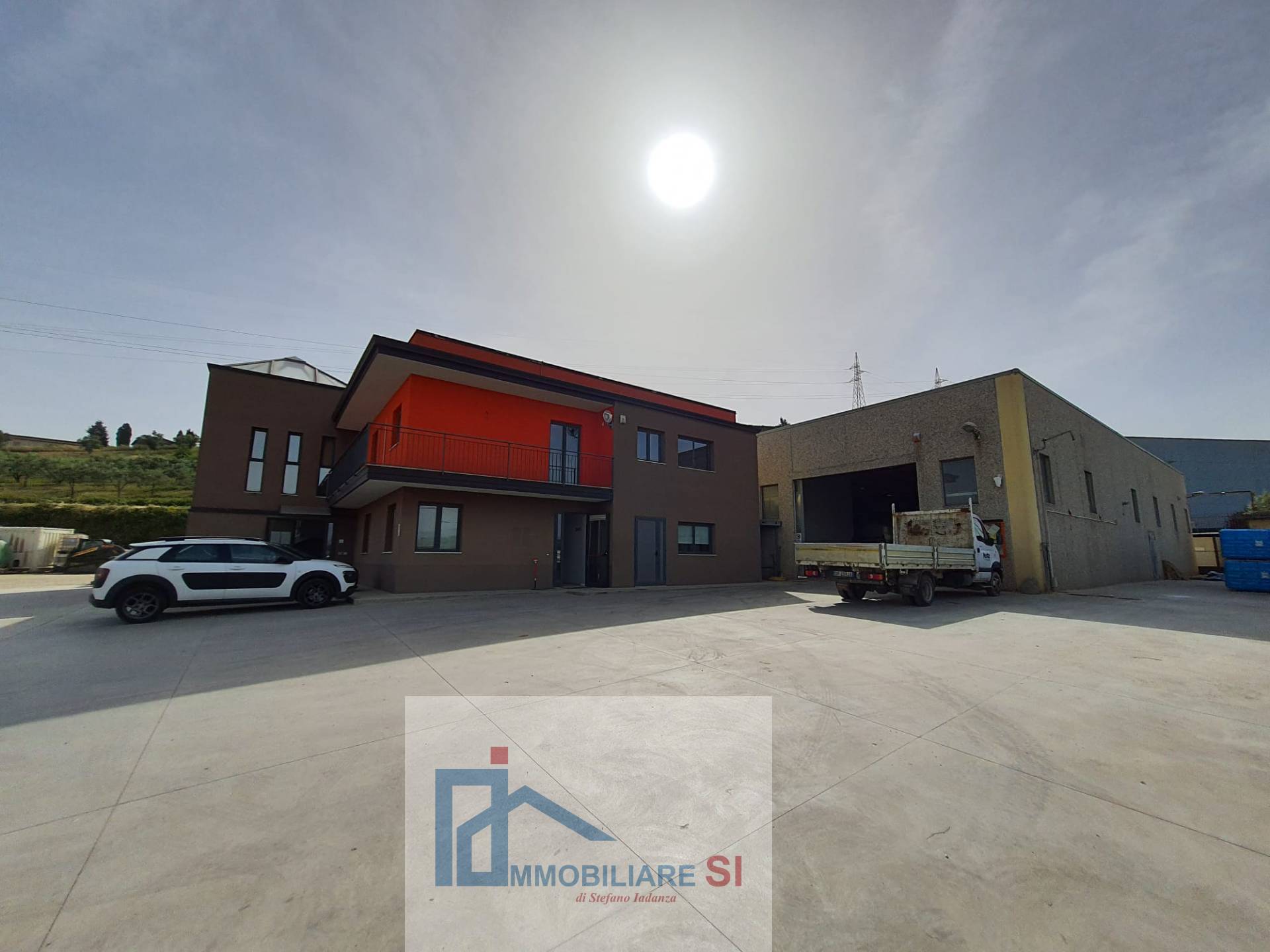 Capannone in vendita a Benevento, Contrade