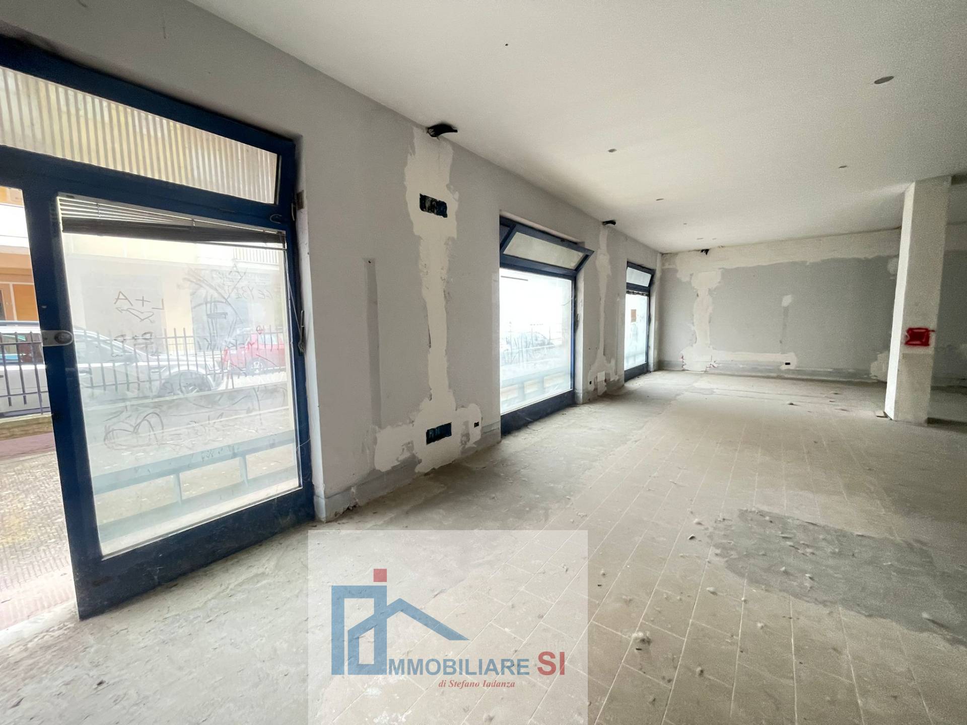 Locale commerciale in vendita a Benevento, Mellusi