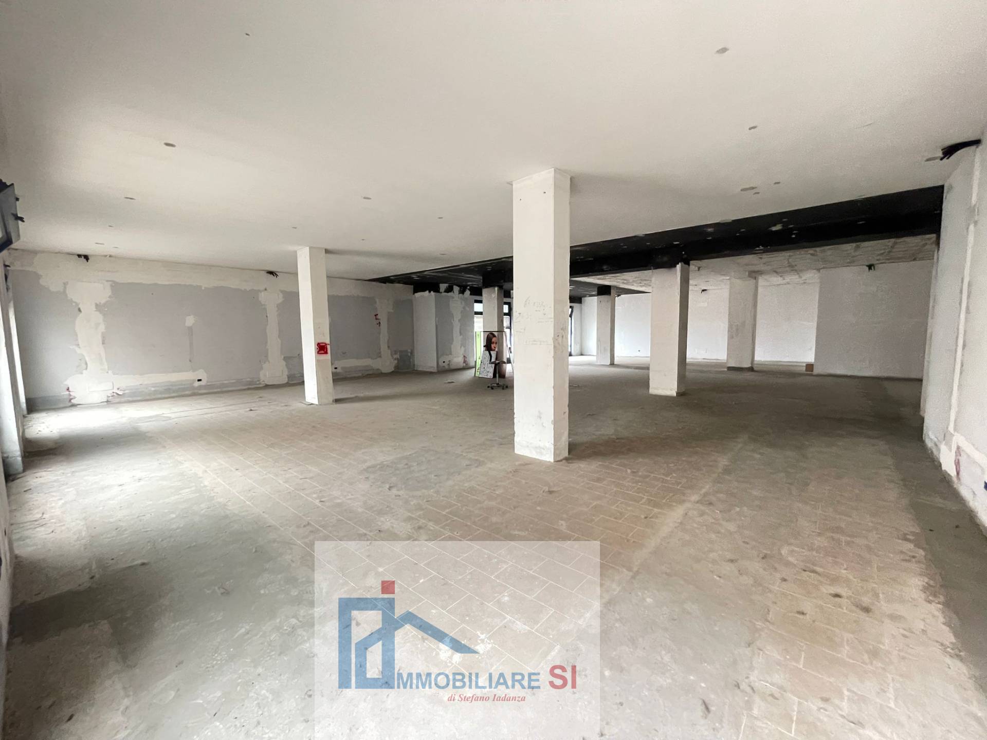 Locale commerciale in vendita a Benevento, Mellusi