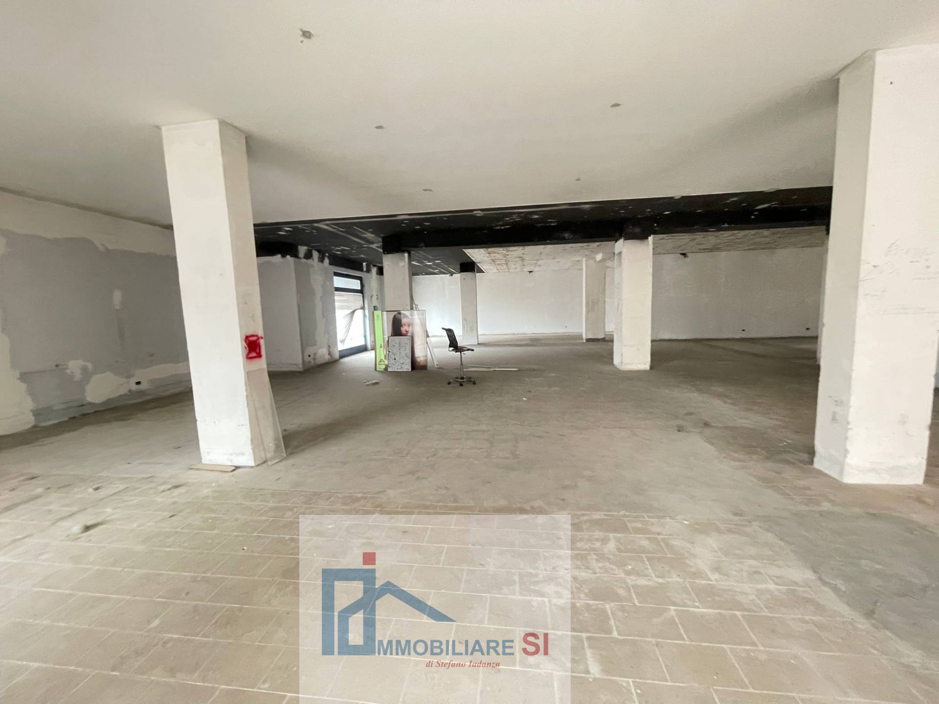 Locale commerciale in vendita a Benevento, Mellusi