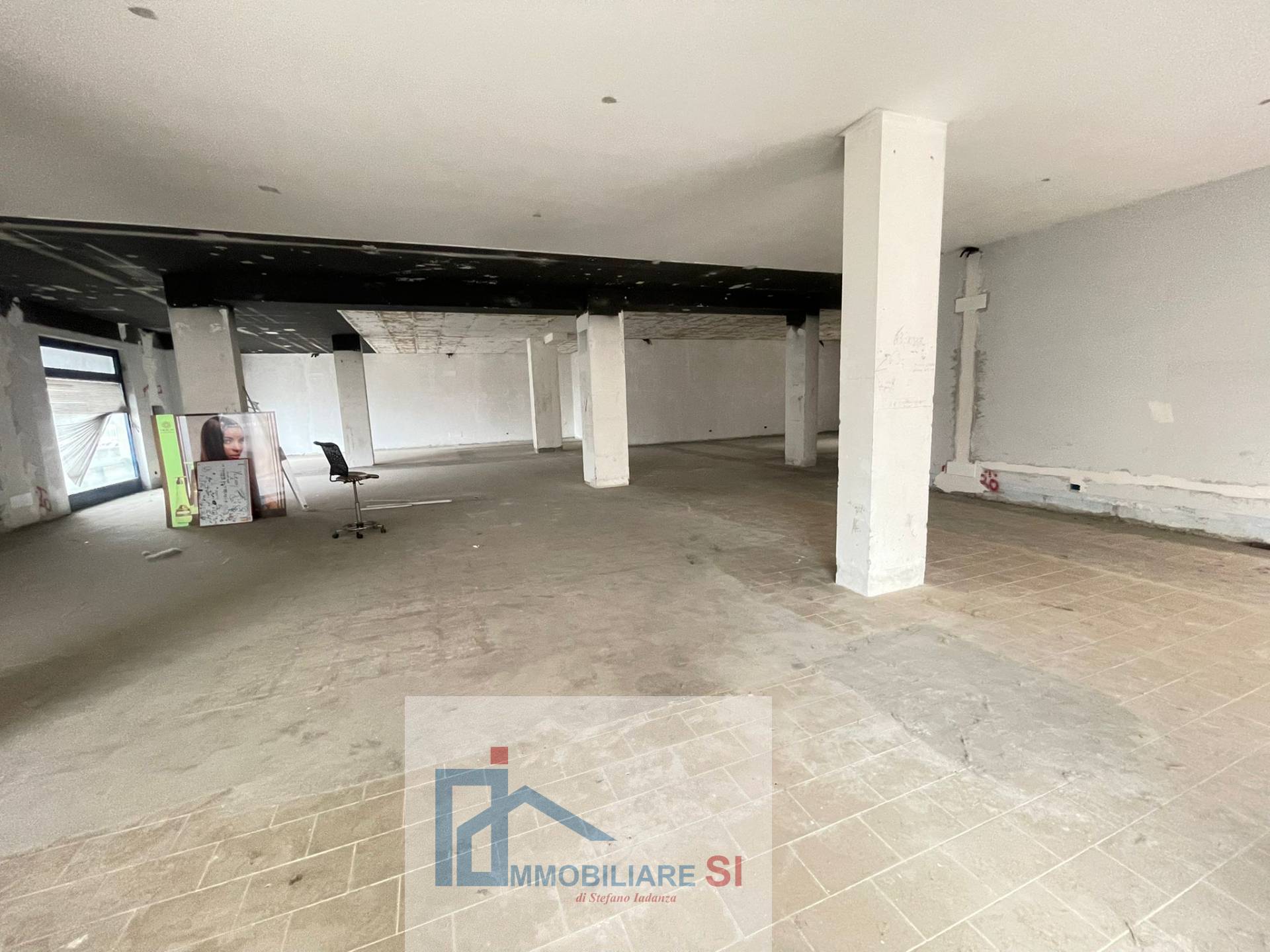 Locale commerciale in vendita a Benevento, Mellusi