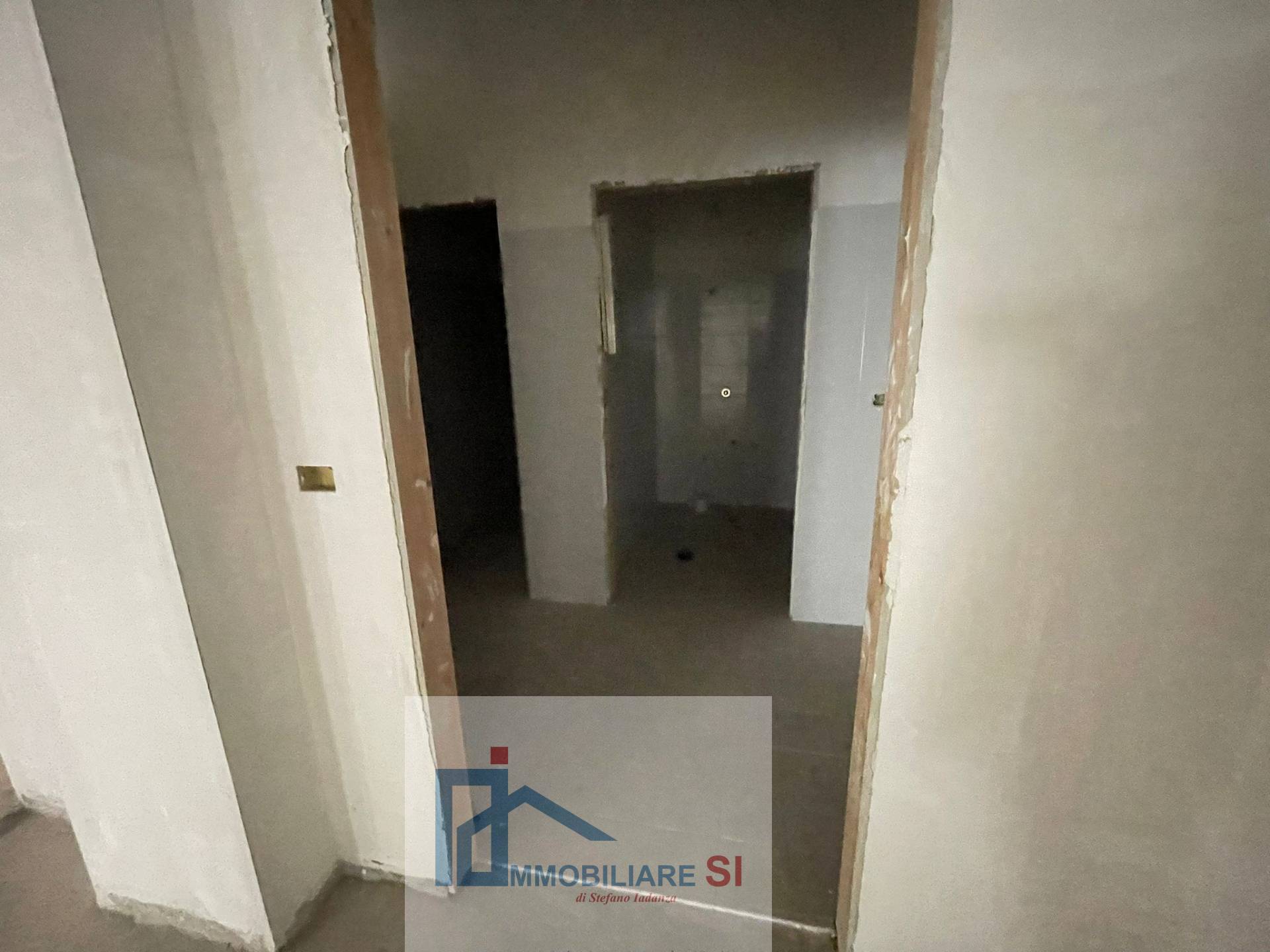 Locale commerciale in vendita a Benevento, Mellusi