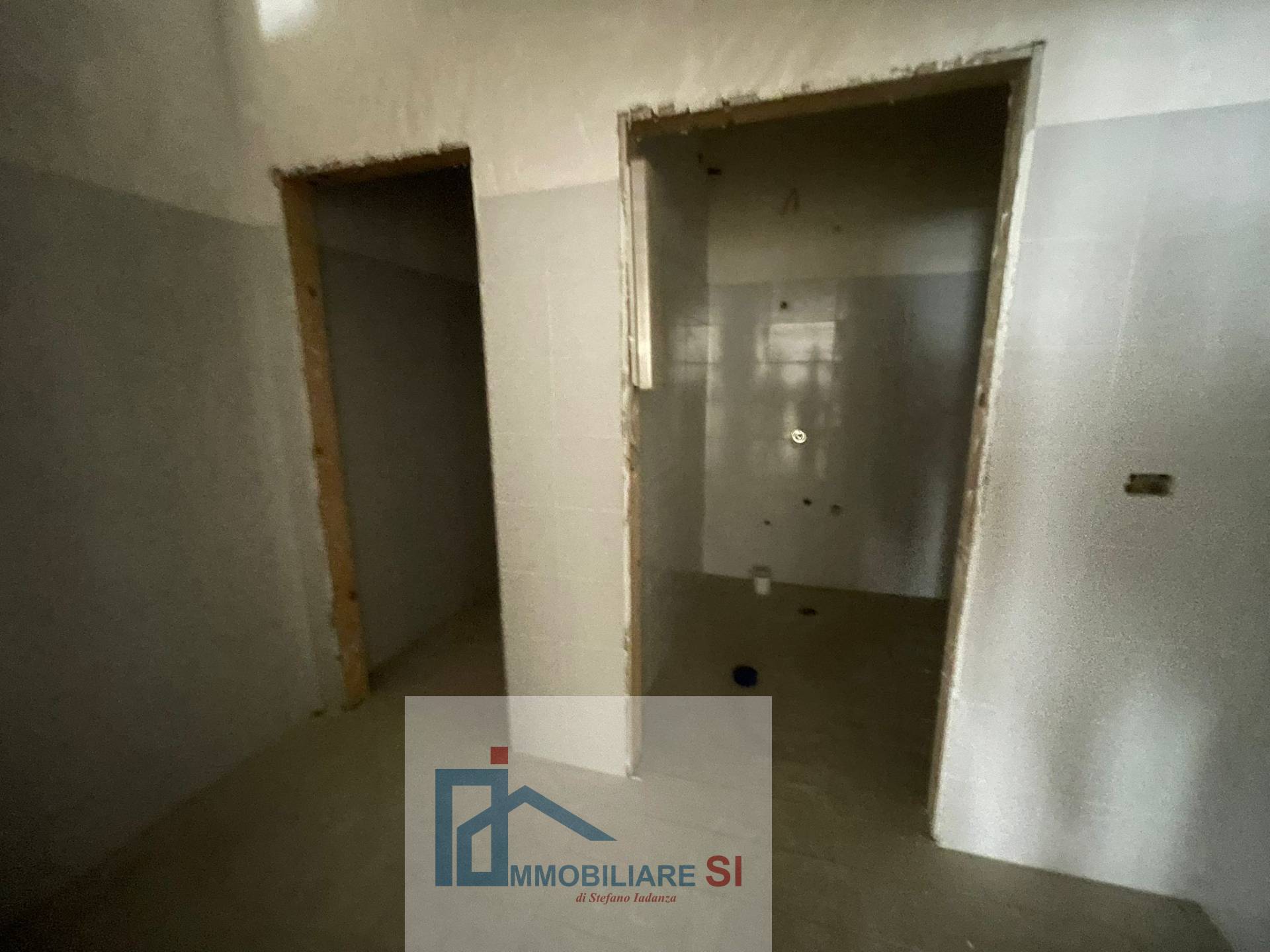 Locale commerciale in vendita a Benevento, Mellusi