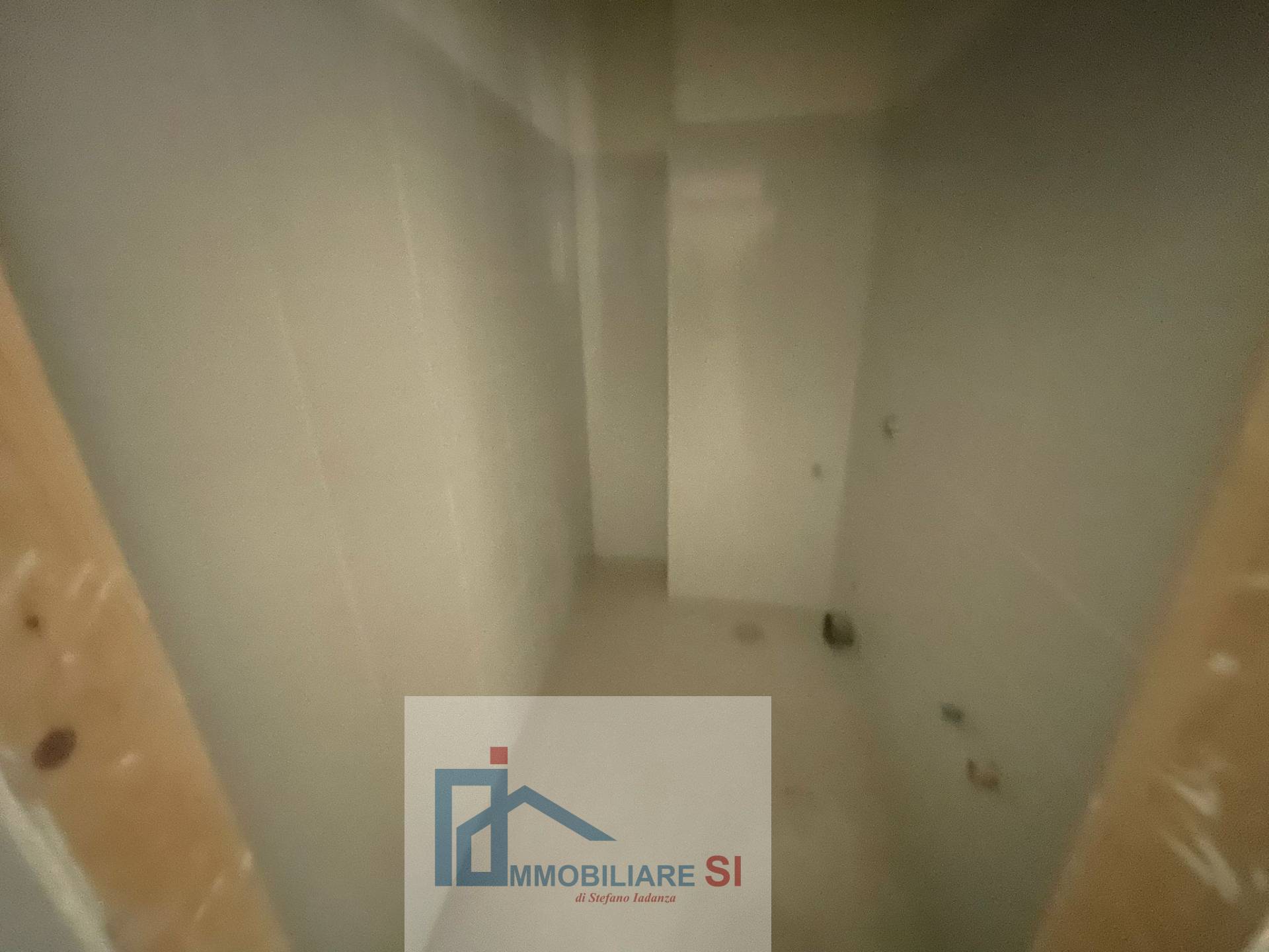 Locale commerciale in vendita a Benevento, Mellusi