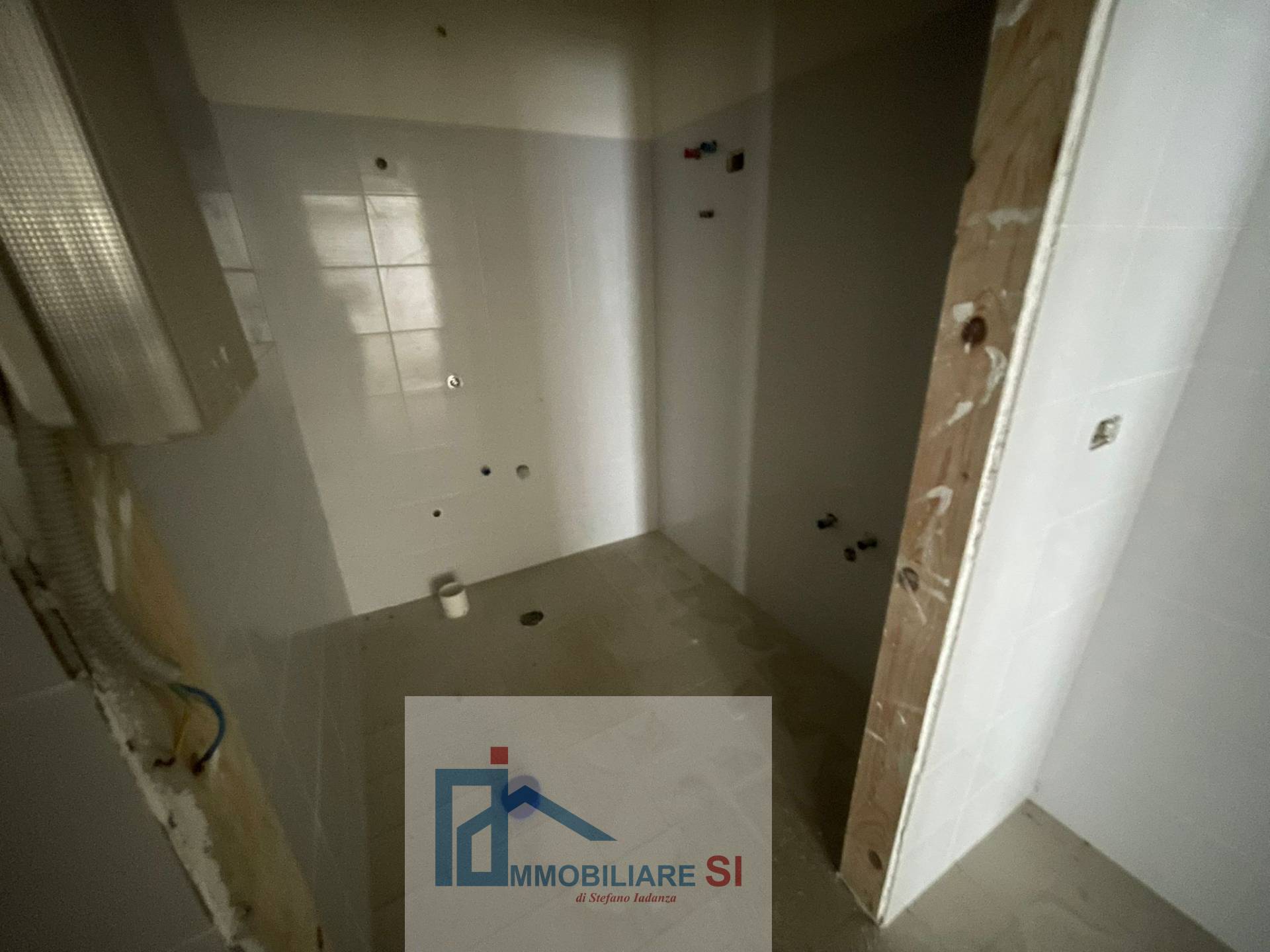 Locale commerciale in vendita a Benevento, Mellusi