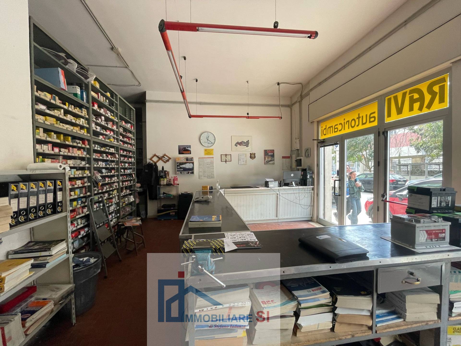 Locale commerciale in vendita a Benevento, Centro