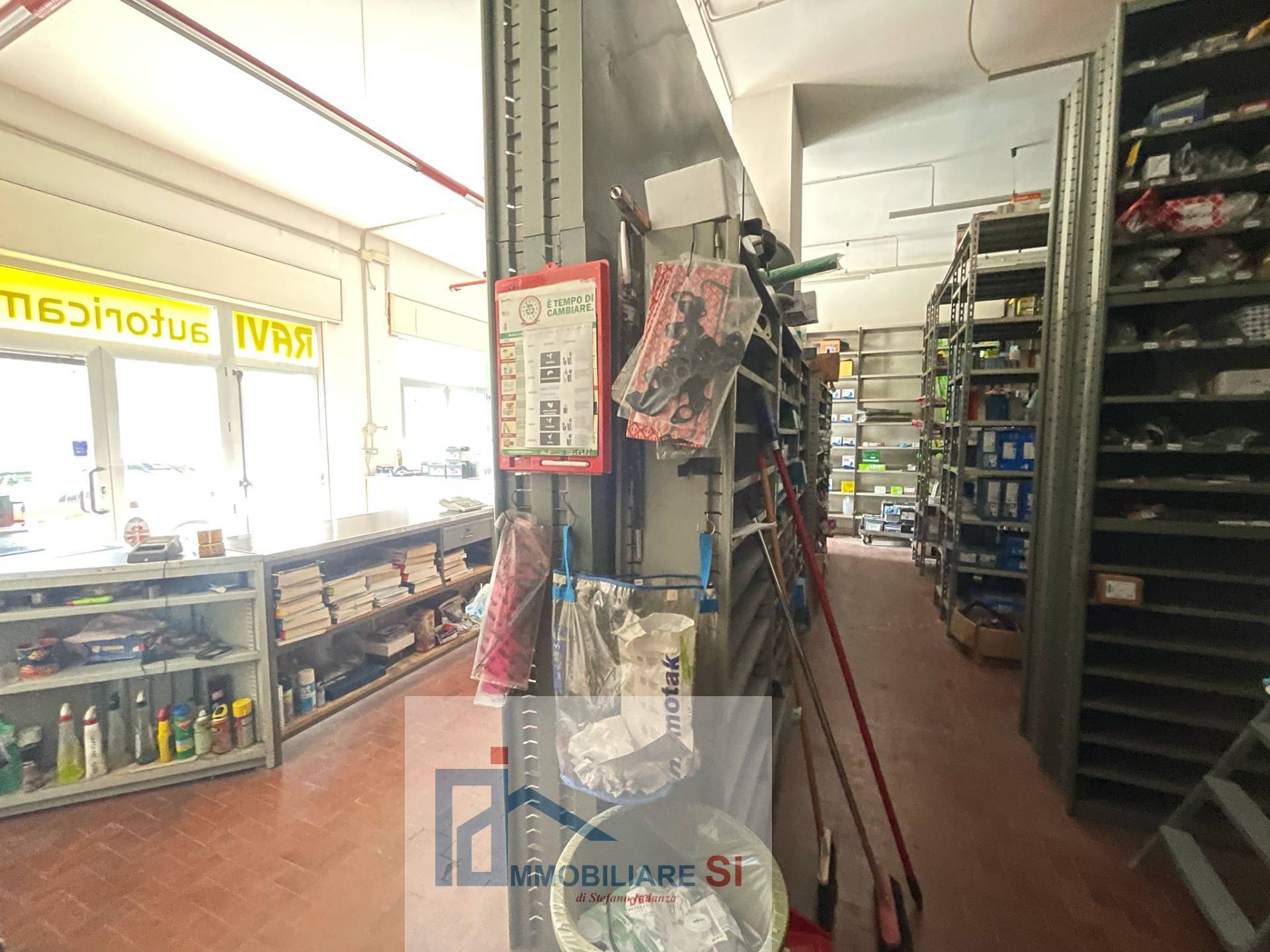 Locale commerciale in vendita a Benevento, Centro