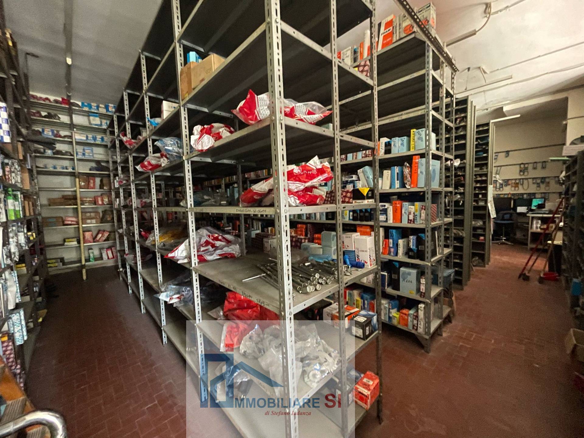 Locale commerciale in vendita a Benevento, Centro