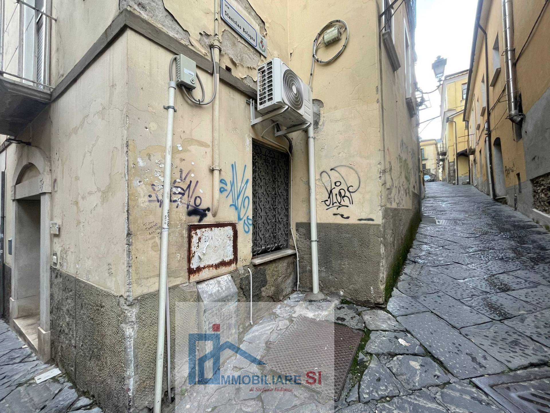 Locale commerciale in vendita a Benevento, Centro Storico