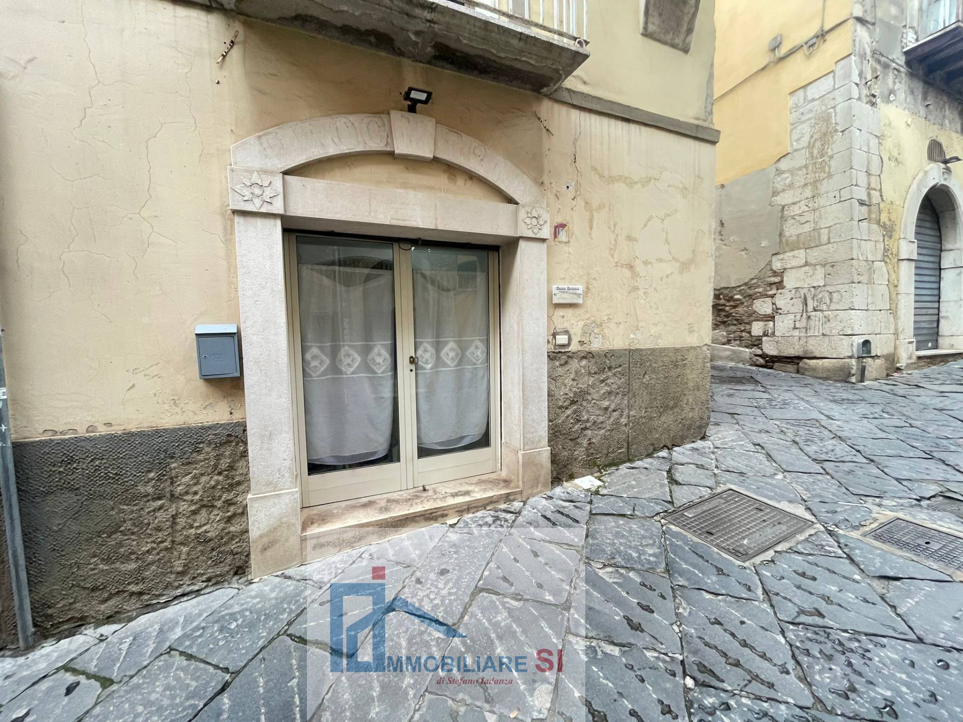 Locale commerciale in vendita a Benevento, Centro Storico