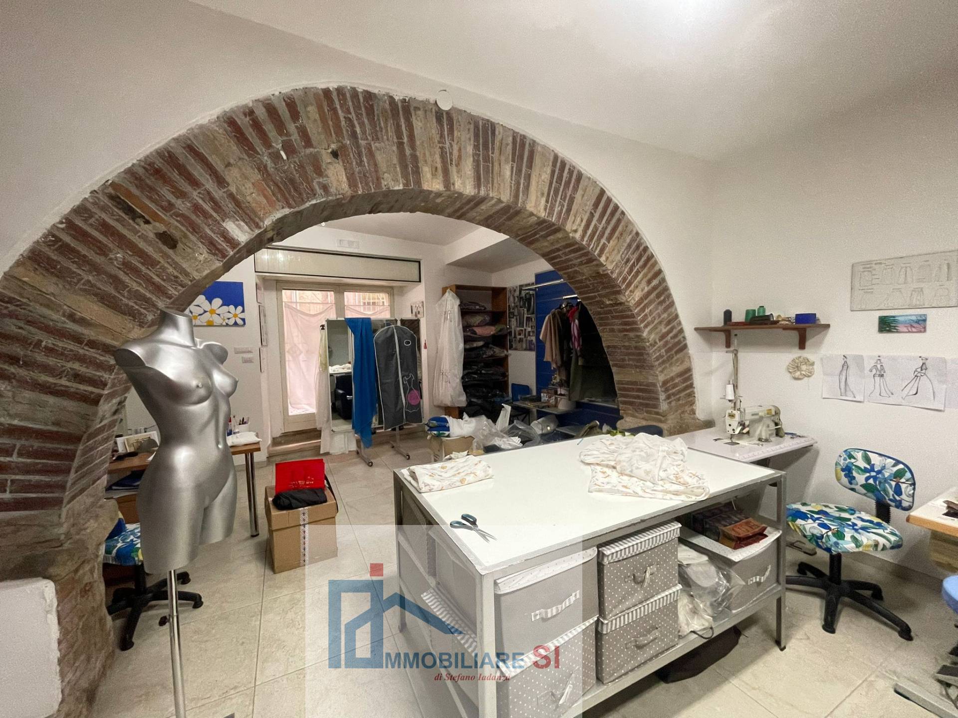 Locale commerciale in vendita a Benevento, Centro Storico