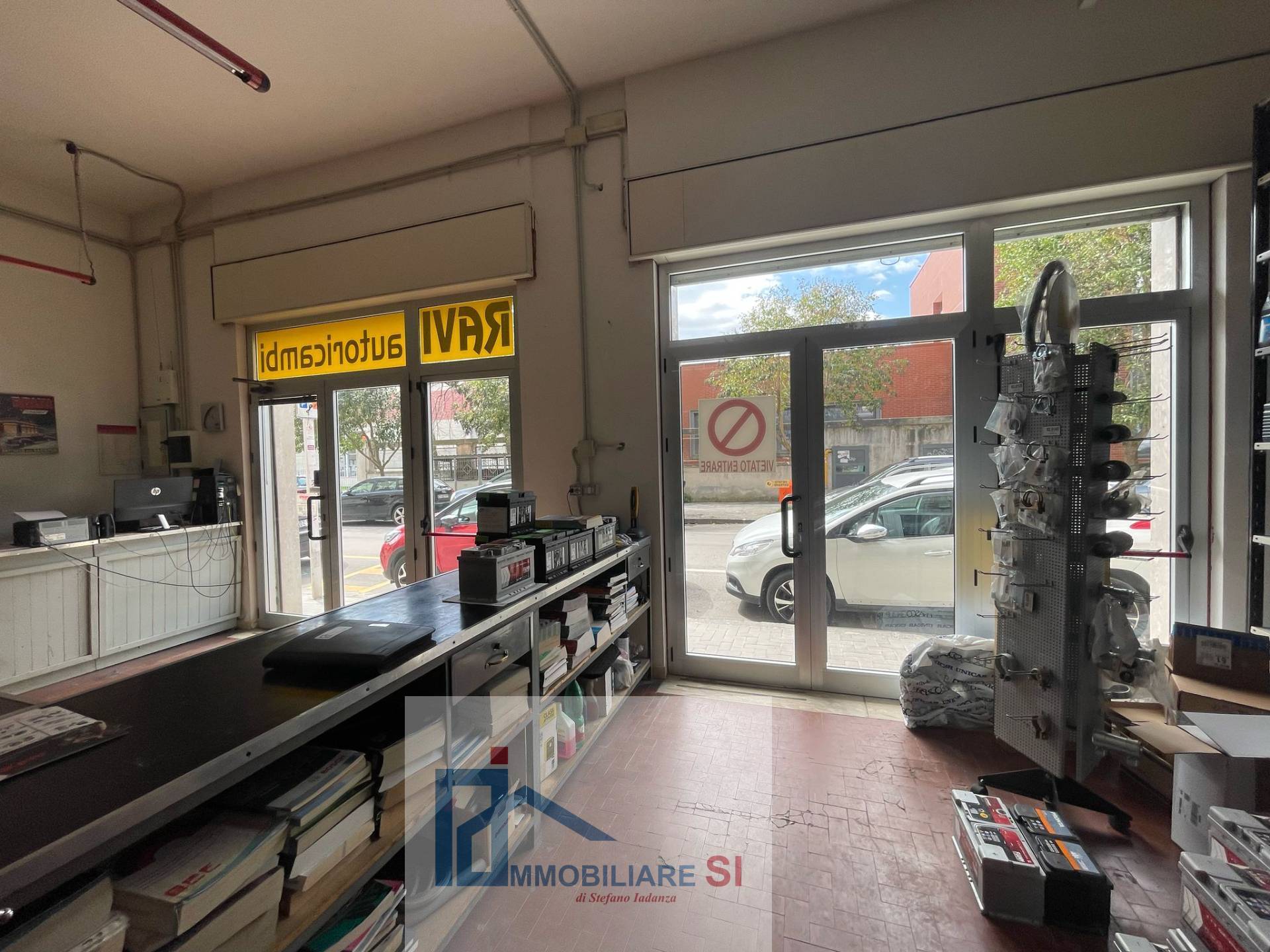 Locale commerciale in vendita a Benevento, Centro