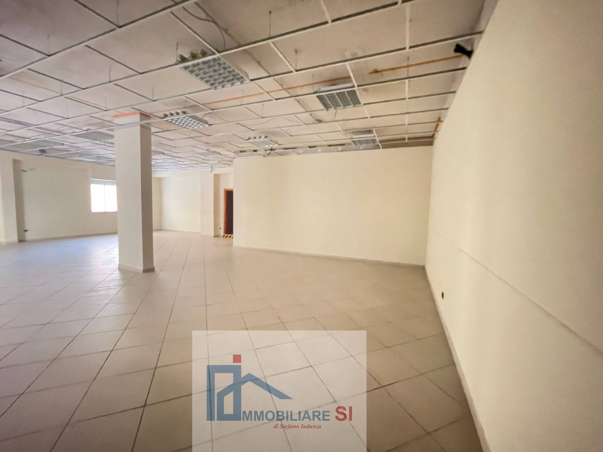 Locale commerciale in vendita a Benevento, Cappuccini