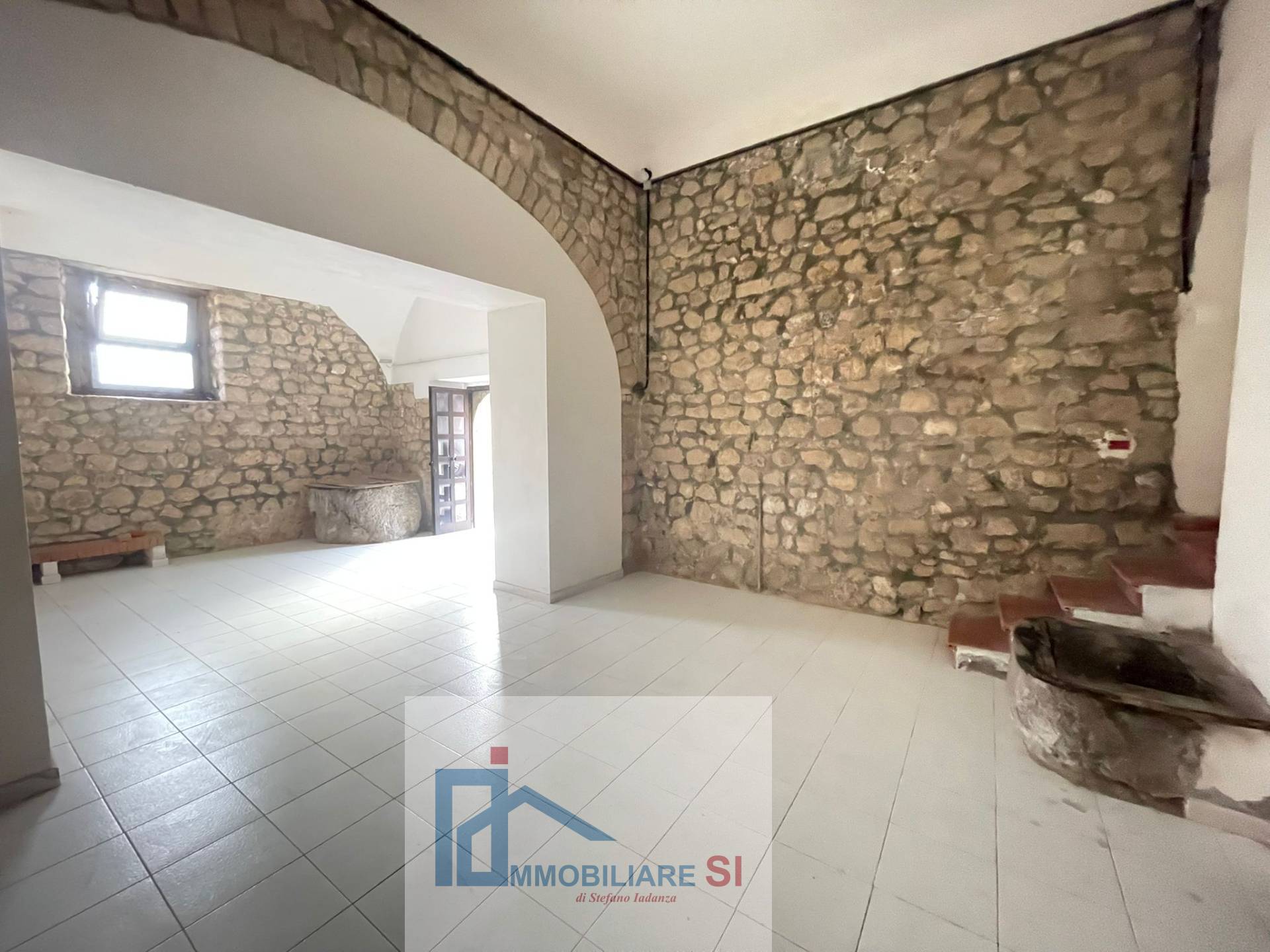 SEMINDIPENDENTE in vendita a Vitulano