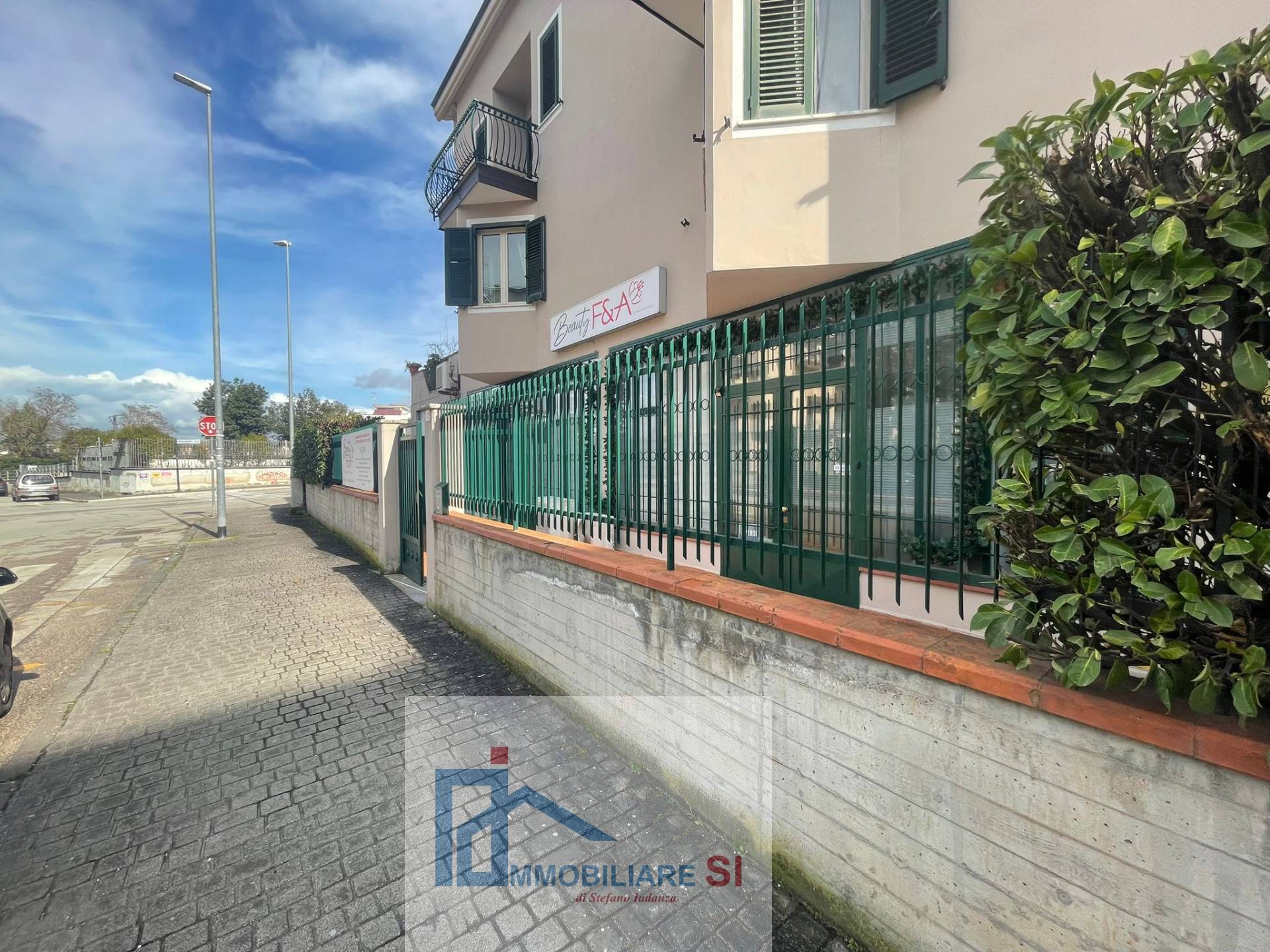 Locale commerciale in affitto a Benevento, Mellusi