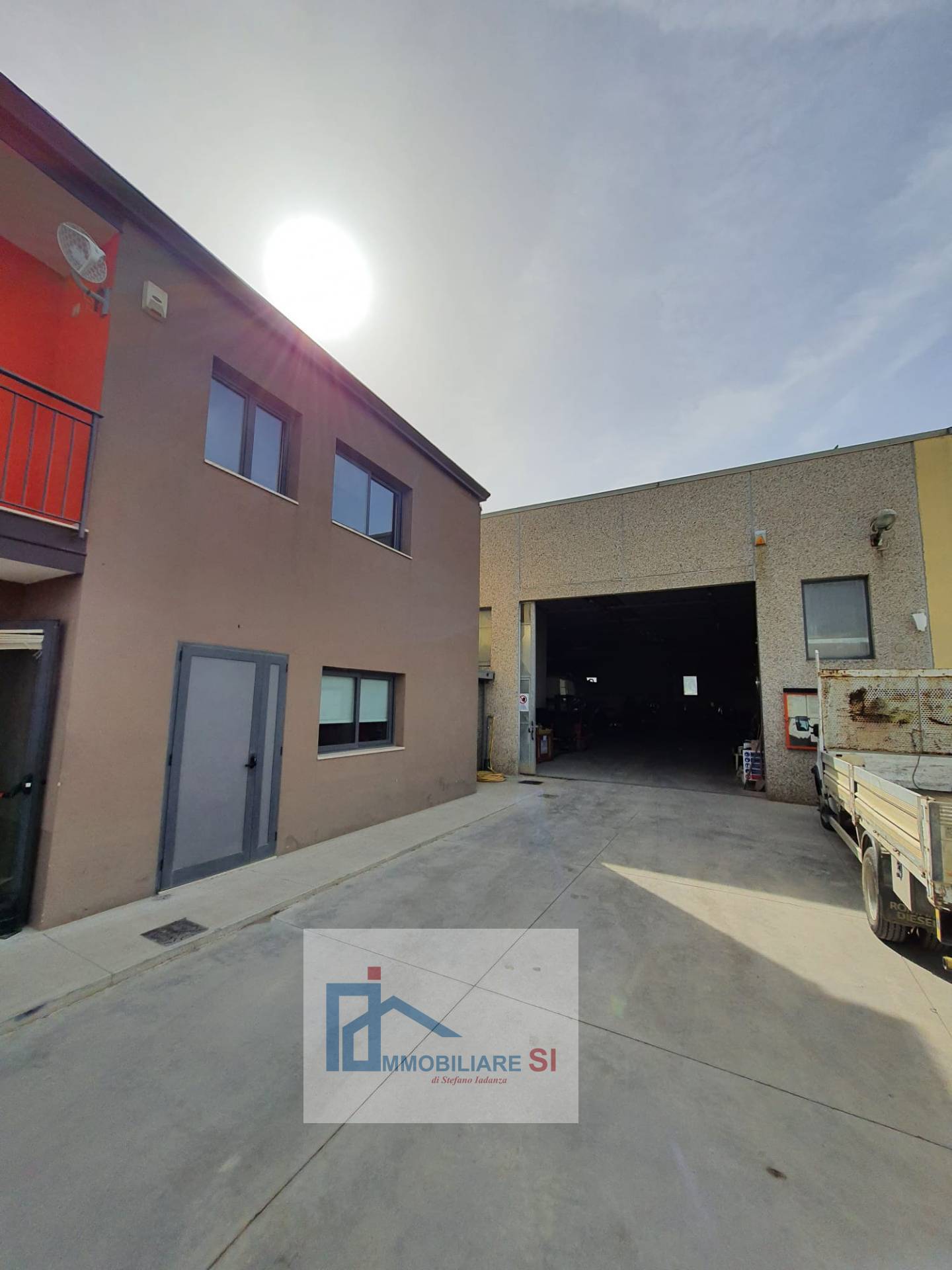Capannone in vendita a Benevento, Contrade