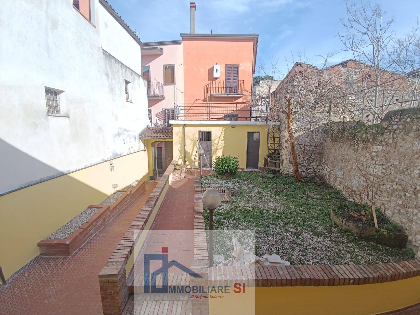 SEMINDIPENDENTE in vendita a Benevento, Centro Storico