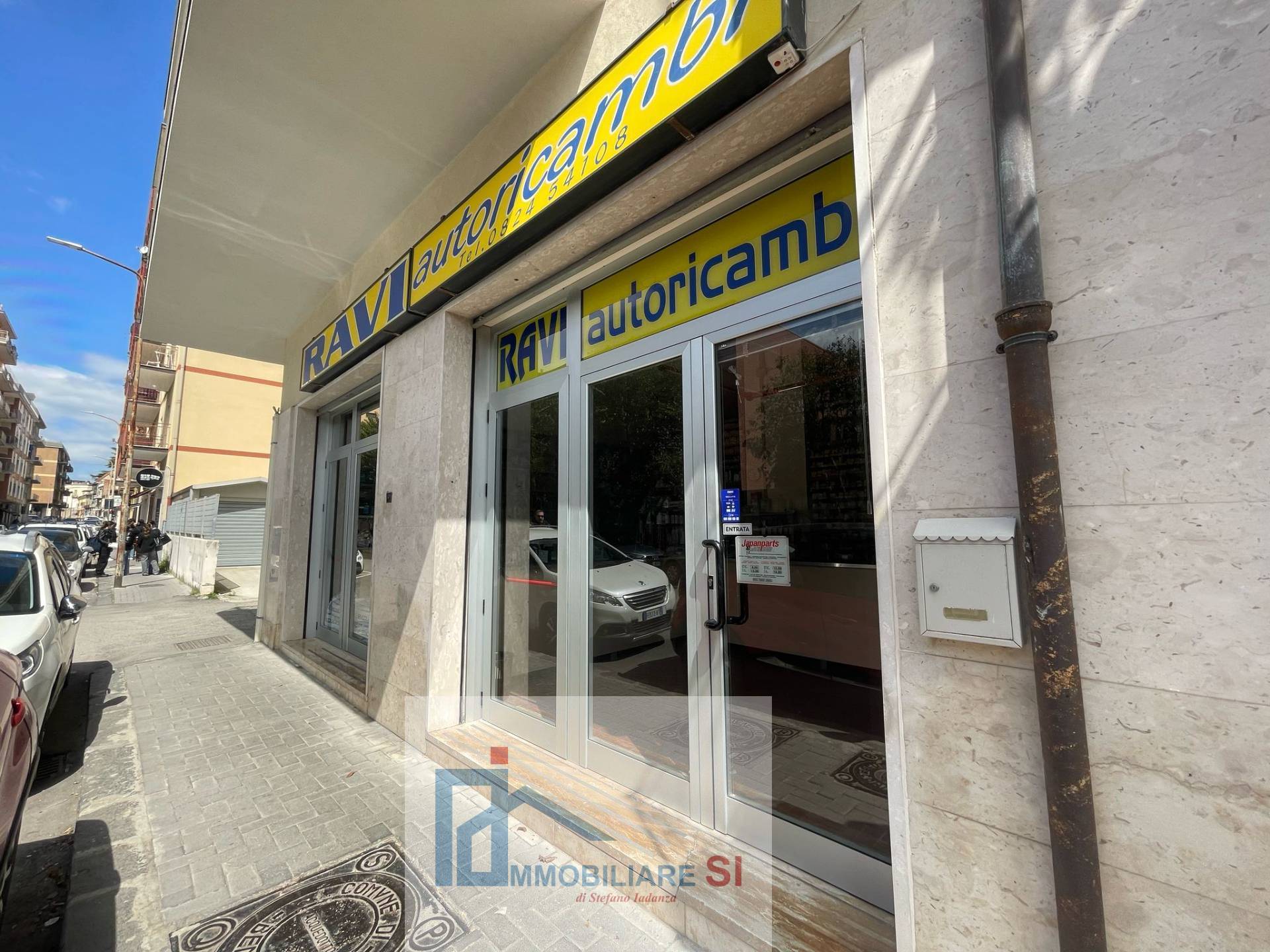 Locale commerciale in vendita a Benevento, Centro