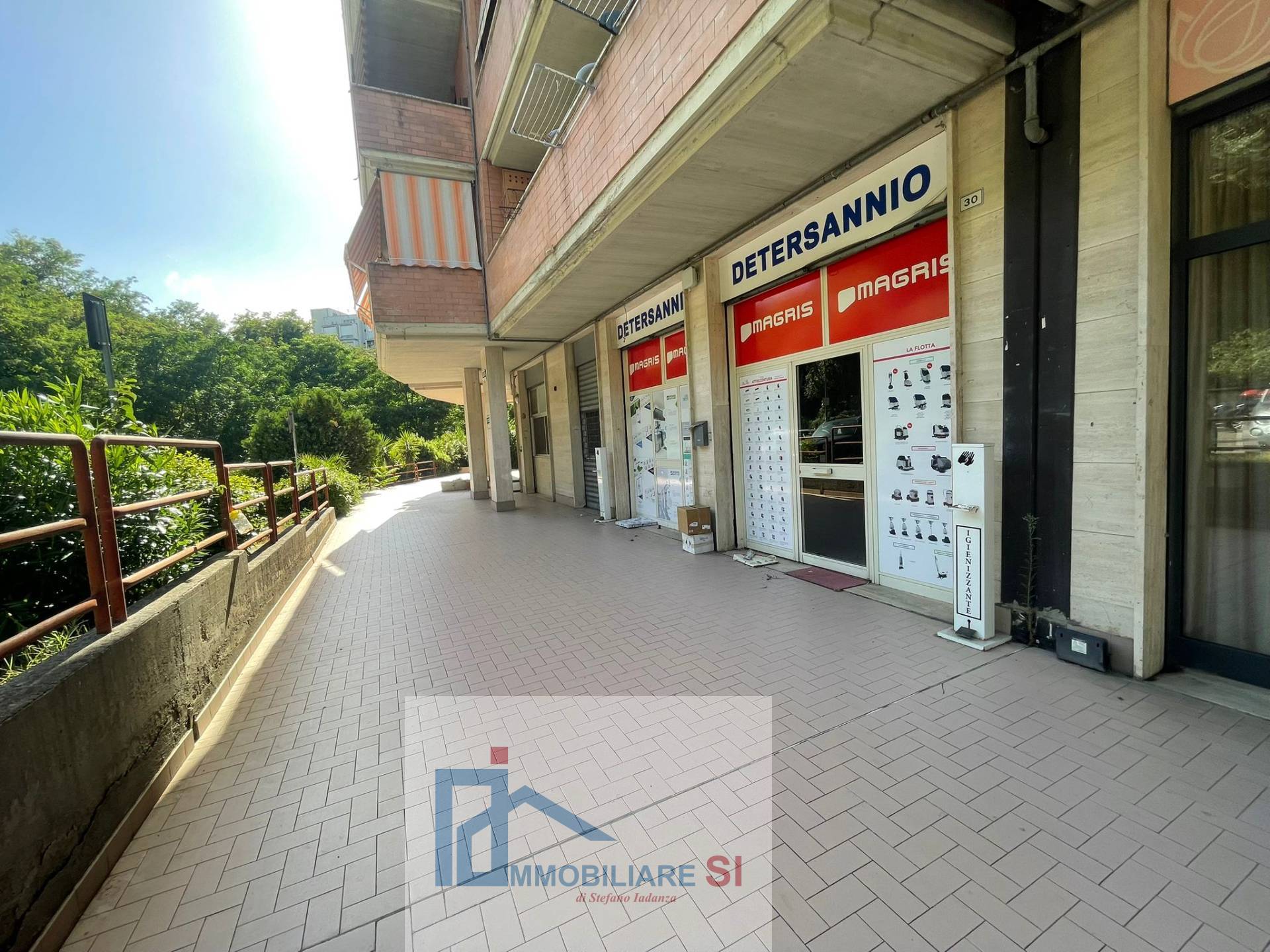 NEGOZIO in vendita a Benevento, Centro