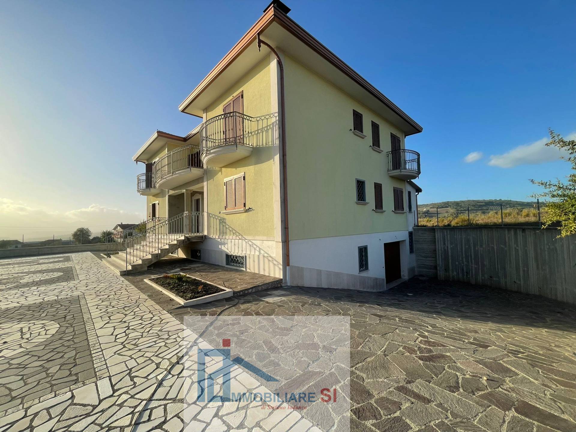 Villa Bifamiliare in vendita a Benevento, Contrade