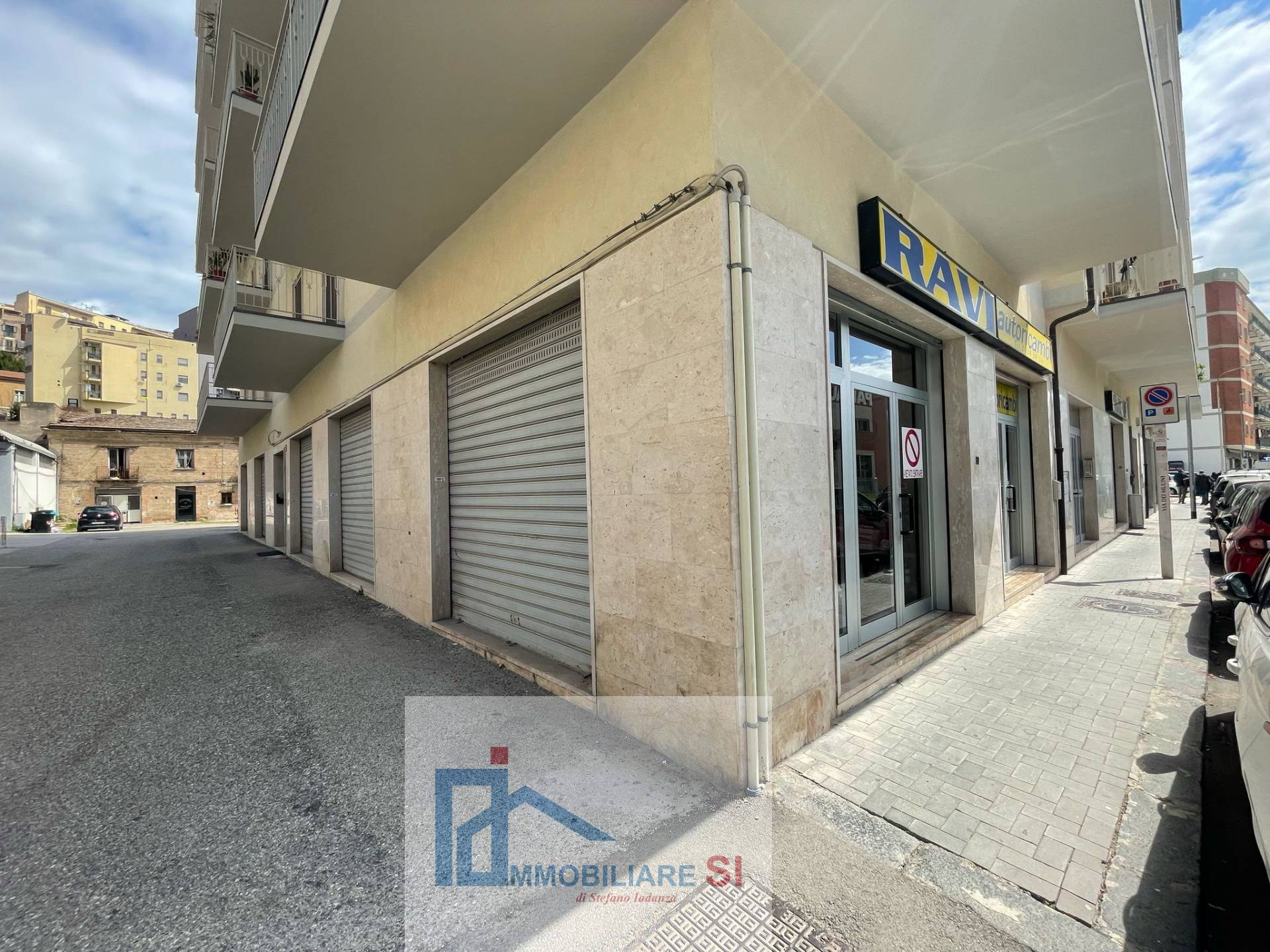 Locale commerciale in vendita a Benevento, Centro