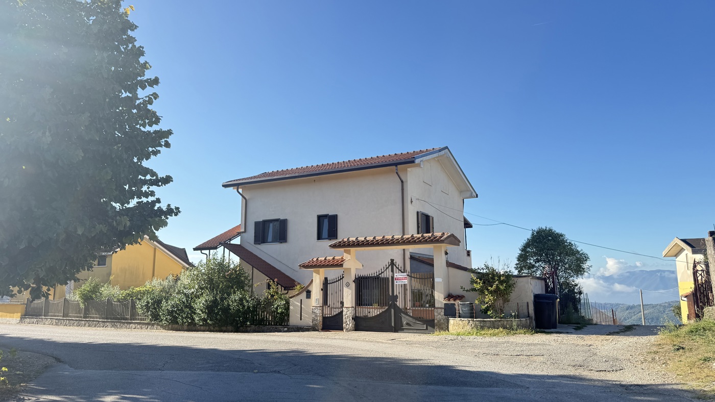Villa Bifamiliare ristrutturata a Torre Cajetani