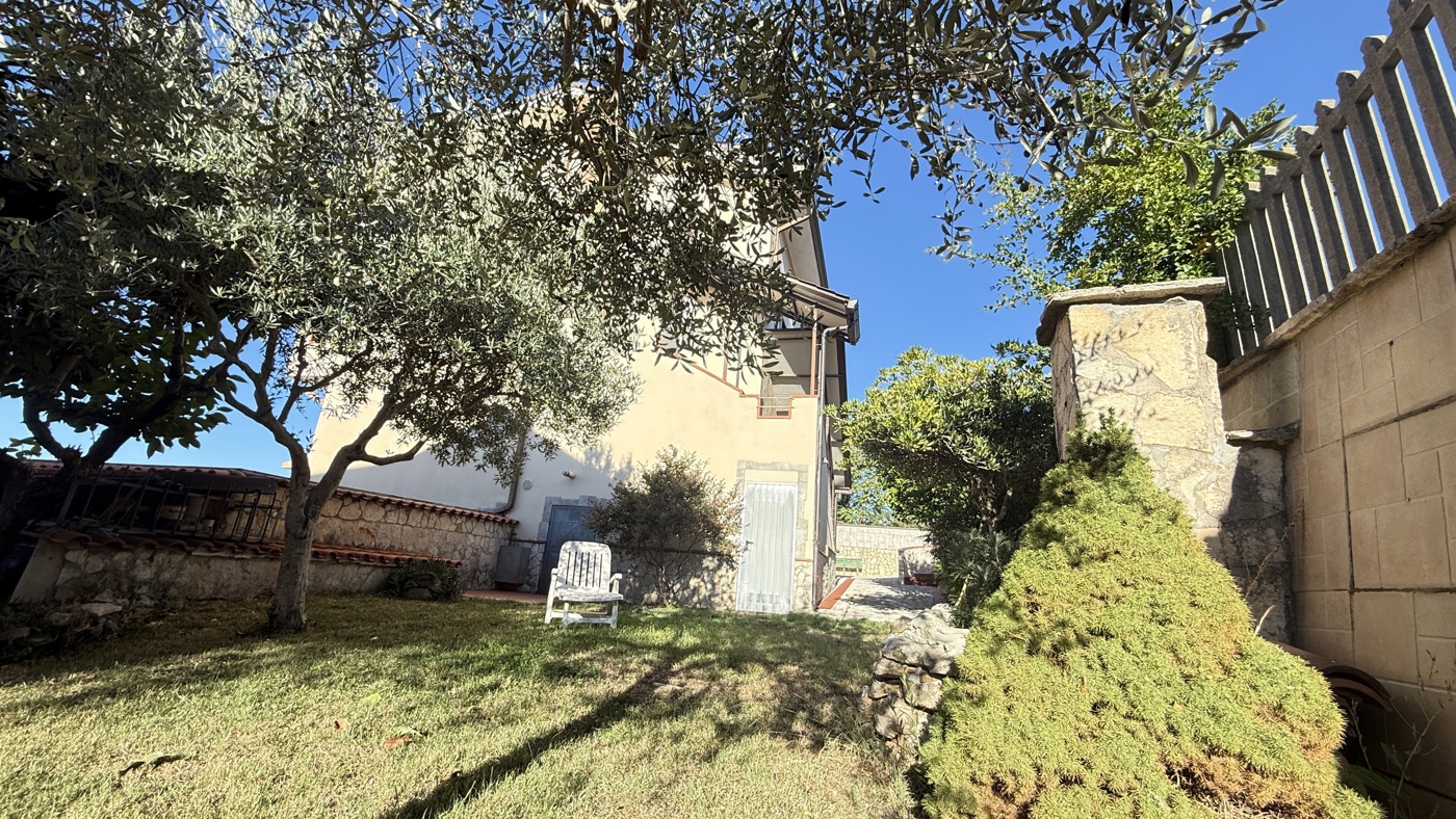 Villa Bifamiliare ristrutturata a Torre Cajetani