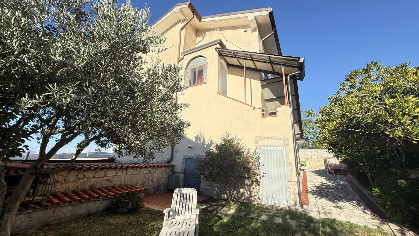 Villa Bifamiliare ristrutturata a Torre Cajetani