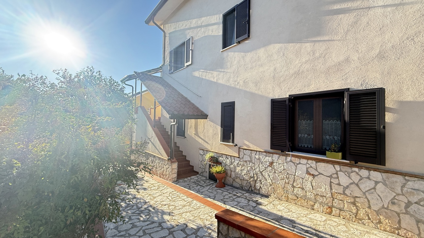Villa Bifamiliare ristrutturata a Torre Cajetani