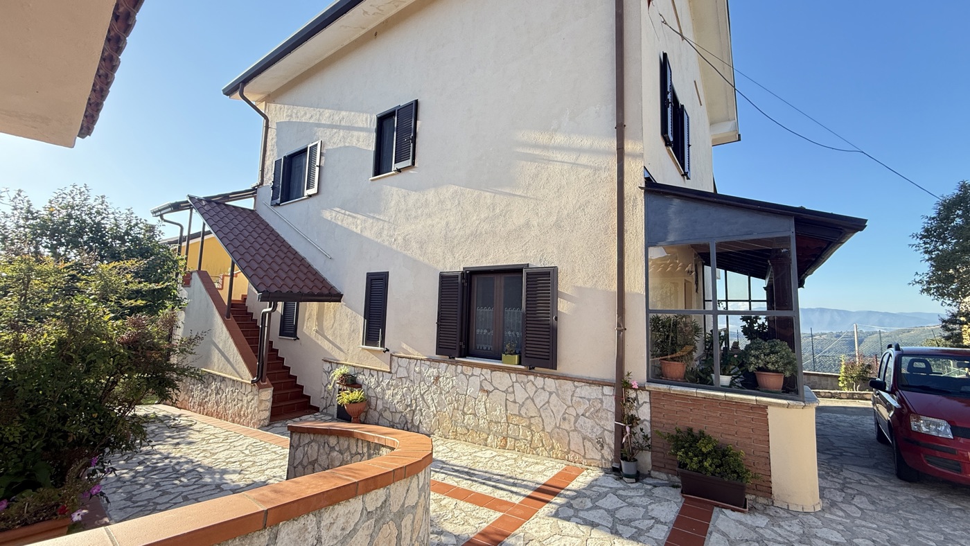 Villa Bifamiliare ristrutturata a Torre Cajetani